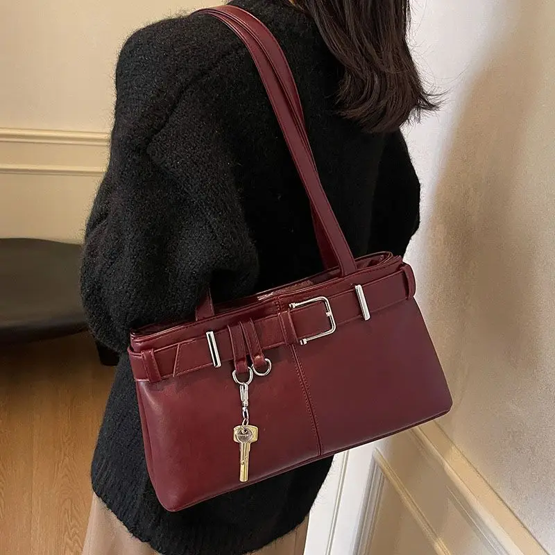 High end fashion casual armpit bag 2024 winter new fashion trend small square bag commuting shoulder bag
High end fashion casual armpit bag 2024 winter new fashion trend small square bag commuting shoulder bag