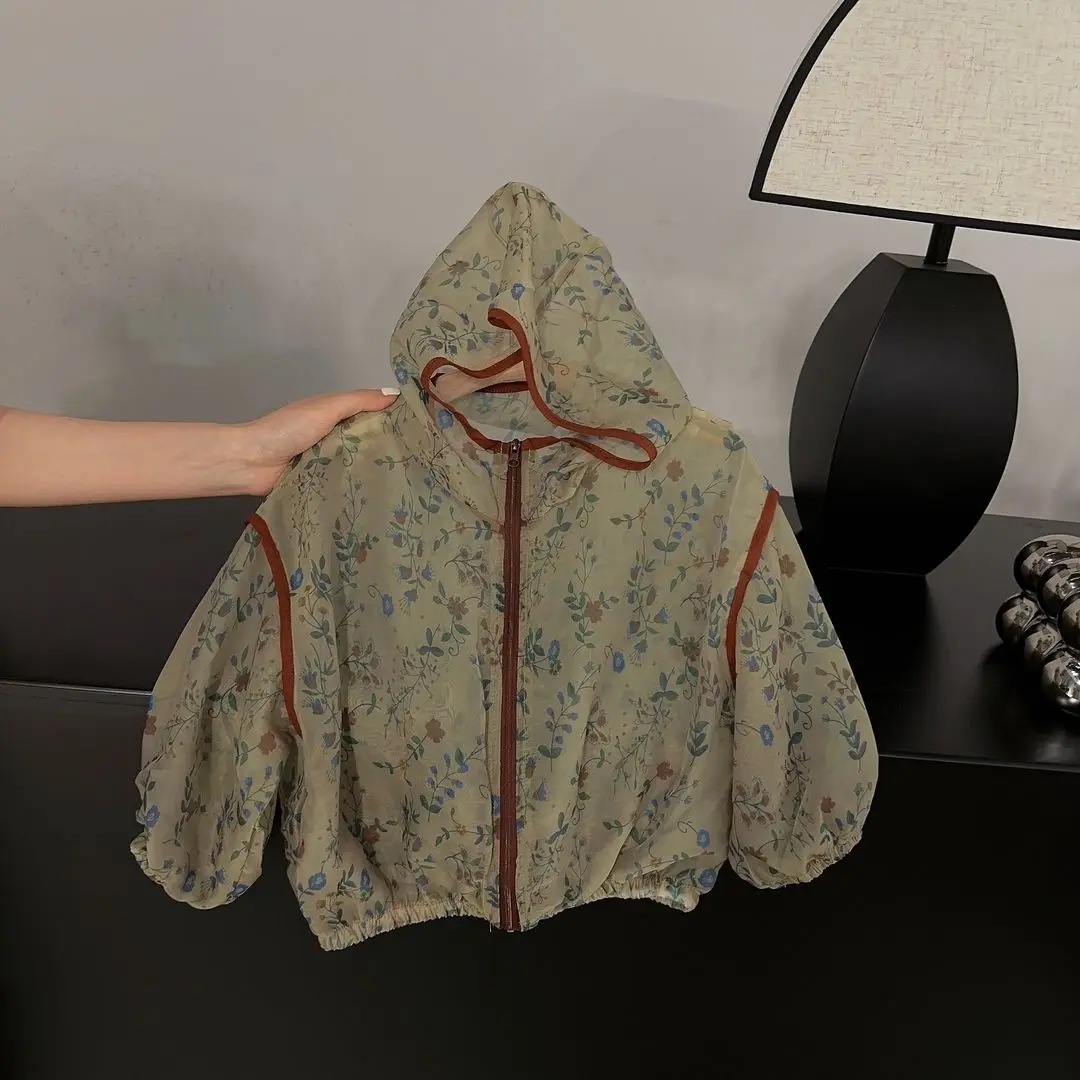 Детская солнцезащитная одежда, новая корейская летняя подростковая солнцезащитная куртка с капюшоном и цветочным принтом, детский дышащий тонкий топ для мальчиков и девочек
Детская солнцезащитная одежда, новая корейская летняя подростковая солнцезащитная куртка с капюшоном и цветочным принтом, детский дышащий тонкий топ для мальчиков и девочек