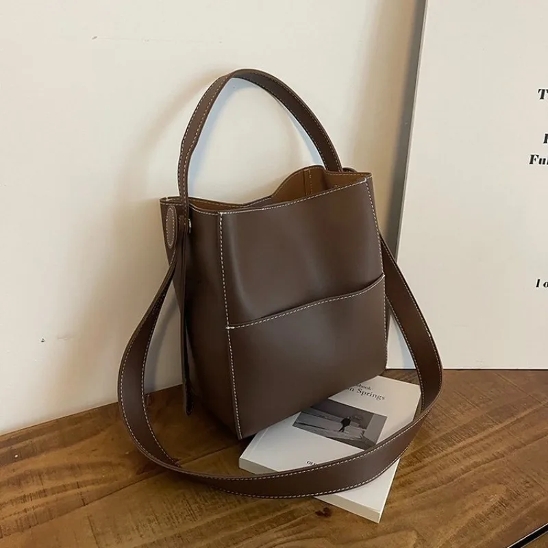 High End Casual Handbag Women Soft Leather Material Vintage Aesthetic Versatile Crossbody Shoulder Bag
High End Casual Handbag Women Soft Leather Material Vintage Aesthetic Versatile Crossbody Shoulder Bag