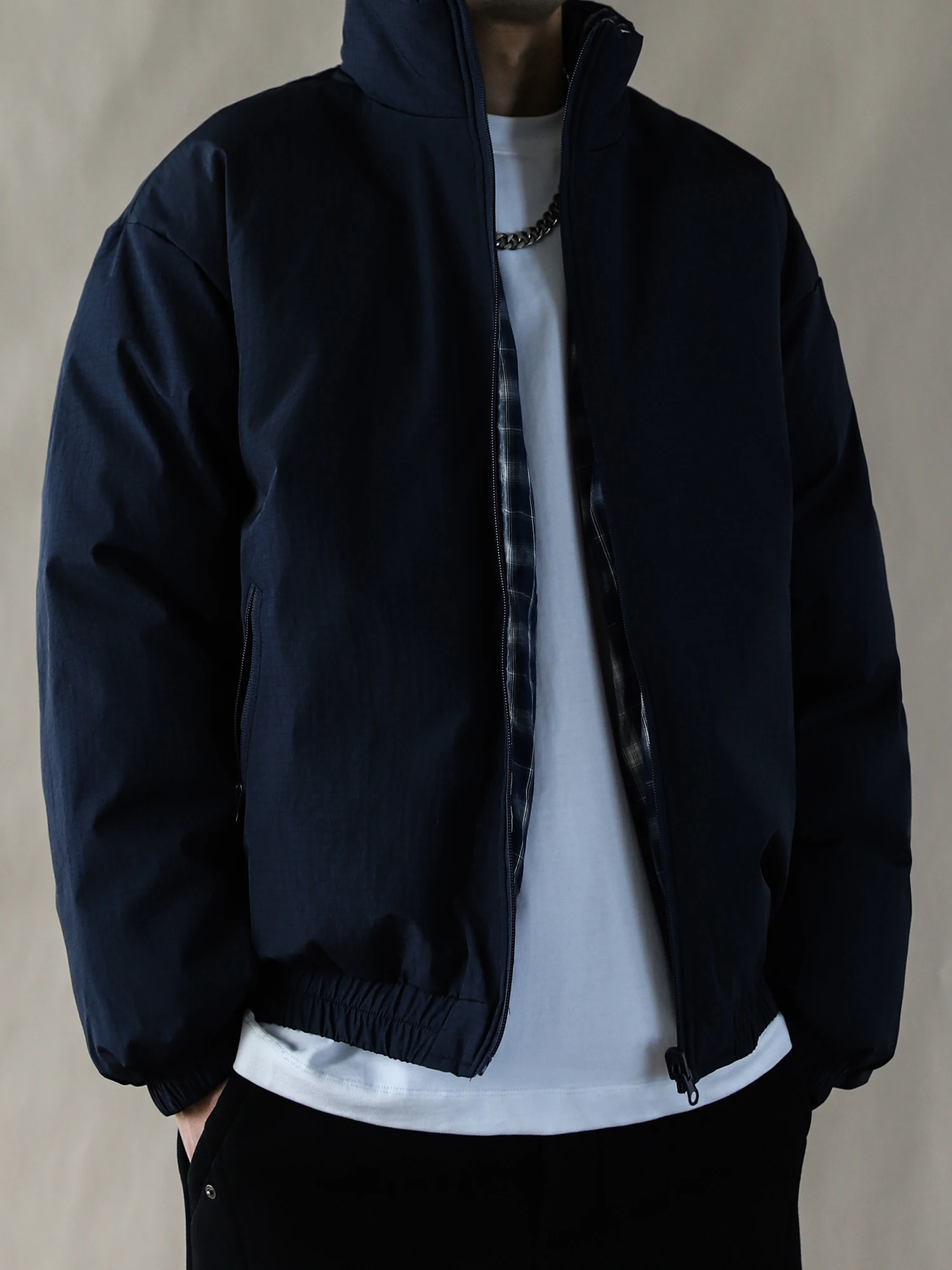 Мужская ретро-куртка из американского хлопка на молнии, свободного кроя, теплая, универсальная, модная, зимняя 2025, с воротником-стойкой
Мужская ретро-куртка из американского хлопка на молнии, свободного кроя, теплая, универсальная, модная, зимняя 2025, с воротником-стойкой