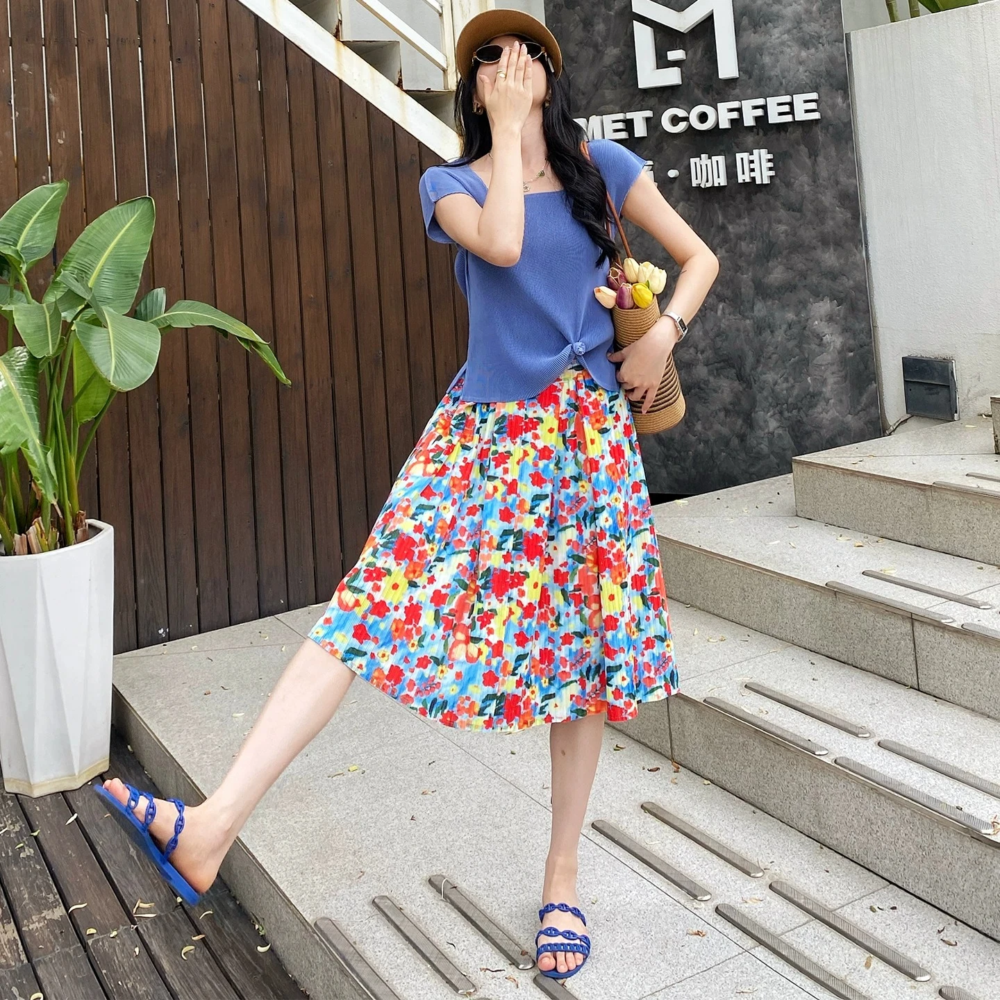 Women Outdoor Vacation Half Skirt with Floral Pattern Design Pleated Comfortable Fabric Loose Oversized Female Summer Half Skirt
Women Outdoor Vacation Half Skirt with Floral Pattern Design Pleated Comfortable Fabric Loose Oversized Female Summer Half Skirt