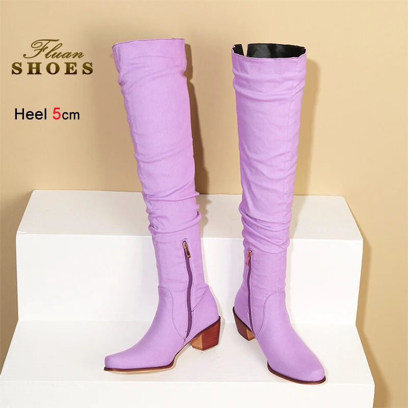 Женские фиолетовые джинсовые сапоги до бедра, пикантные осенние туфли выше колена на блочном высоком каблуке 5 см, трендовые плиссированные сапоги с острым носком
Женские фиолетовые джинсовые сапоги до бедра, пикантные осенние туфли выше колена на блочном высоком каблуке 5 см, трендовые плиссированные сапоги с острым носком
