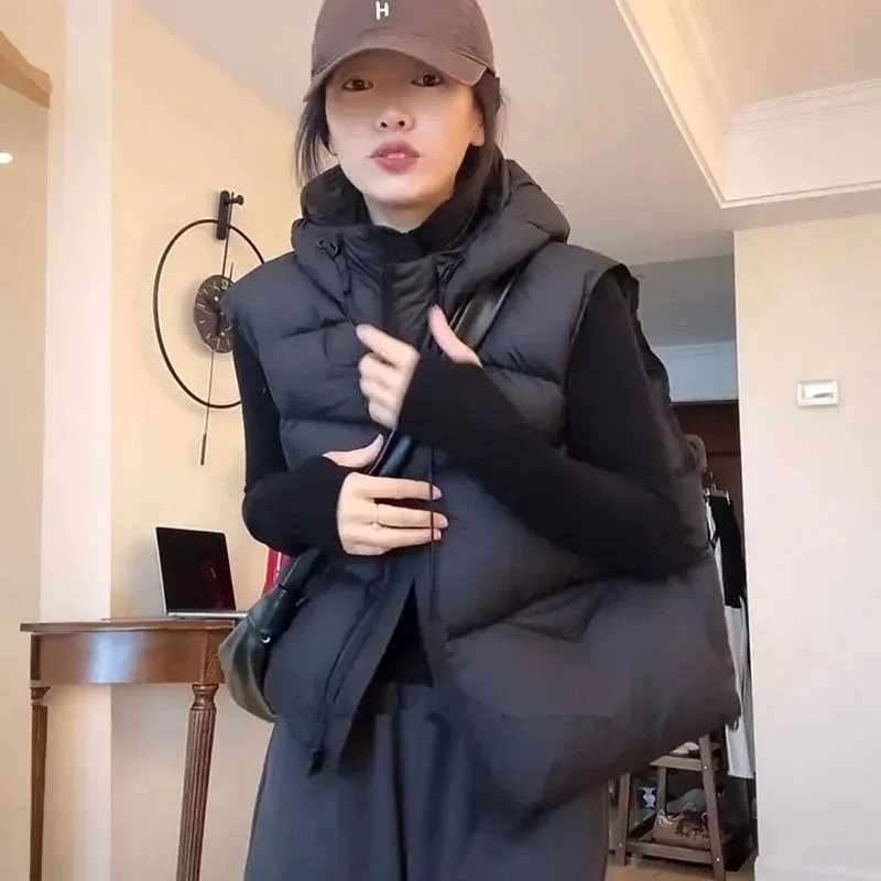 2025 Women Winter Vest Coat Thickened Padded Hooded Protection Sleeveless Outerwear with Zipper Pockets Solid Color
2025 Women Winter Vest Coat Thickened Padded Hooded Protection Sleeveless Outerwear with Zipper Pockets Solid Color