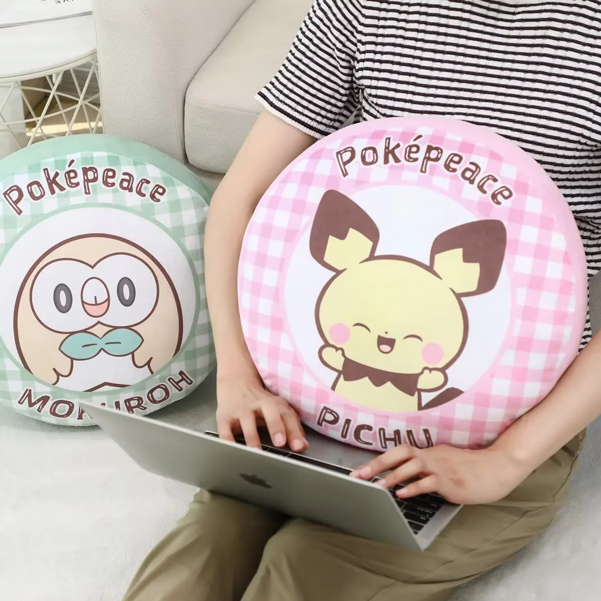Очень мягкая подушка с покемоном, удобные плюшевые игрушки Poke Peace Pikachu Pichu Rowlet Piplup, мягкие аниме-плюшевые игрушки, диван-кровать
Очень мягкая подушка с покемоном, удобные плюшевые игрушки Poke Peace Pikachu Pichu Rowlet Piplup, мягкие аниме-плюшевые игрушки, диван-кровать