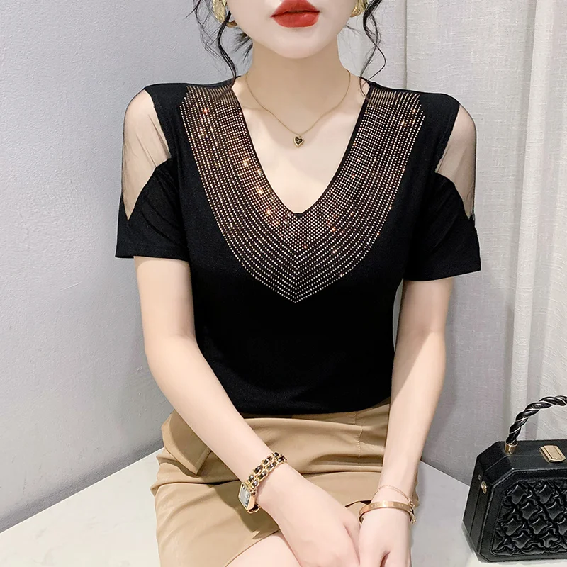 Новая женская летняя футболка с V-образным вырезом и коротким рукавом, модная облегающая модель с декоративными вставками и тяжелой вышивкой стразами
Новая женская летняя футболка с V-образным вырезом и коротким рукавом, модная облегающая модель с декоративными вставками и тяжелой вышивкой стразами
