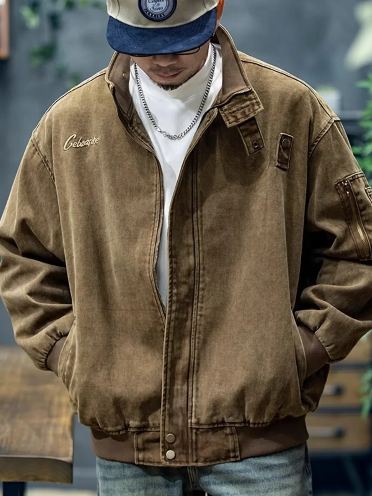 Мужская ретро-куртка большого размера из хлопка, с воротником-стойкой, в американском стиле, для весны, осени и зимы, повседневная, длинная, свободного кроя
Мужская ретро-куртка большого размера из хлопка, с воротником-стойкой, в американском стиле, для весны, осени и зимы, повседневная, длинная, свободного кроя