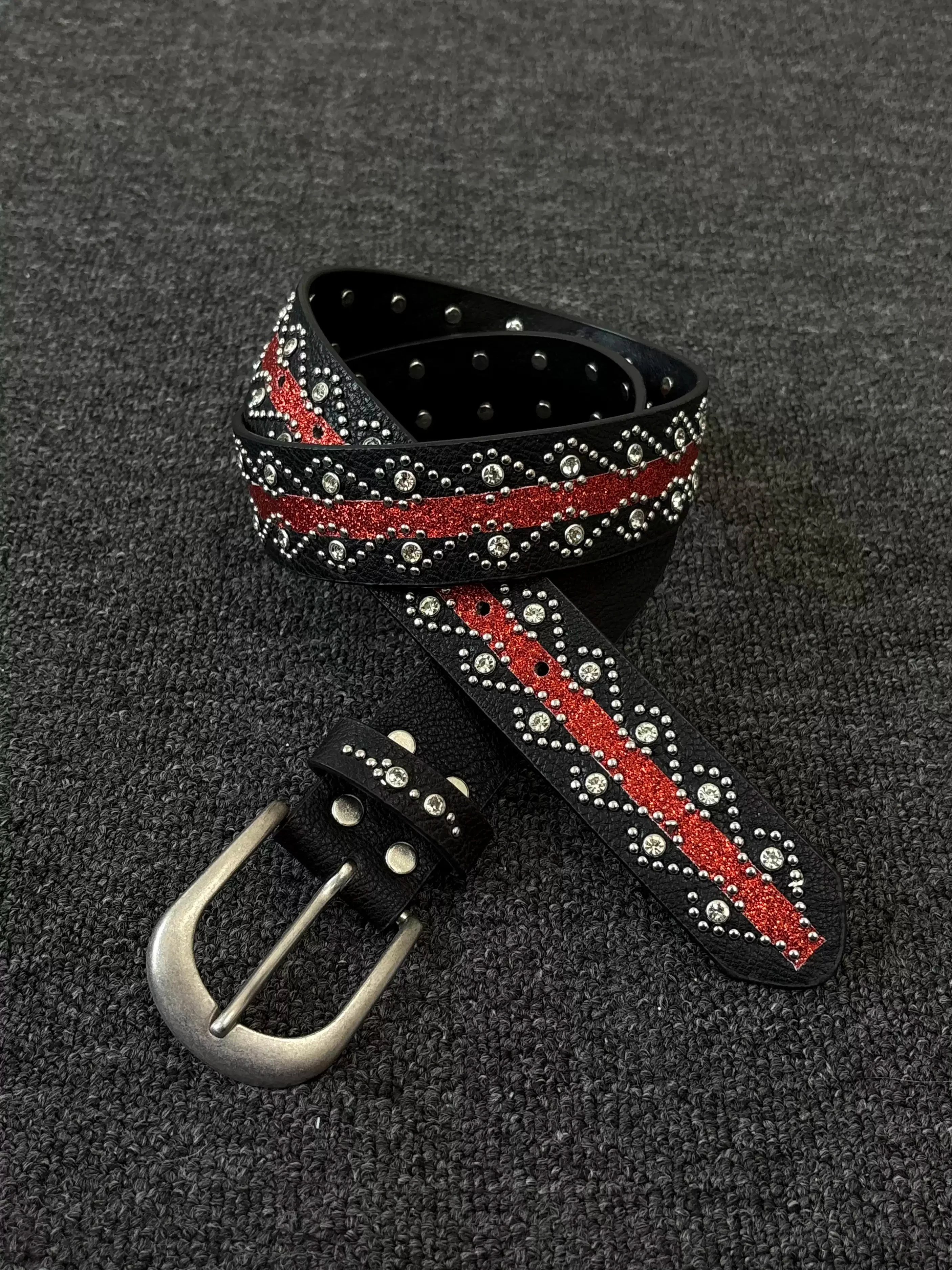 Ретро заклепки черный и красный панк из искусственной кожи унисекс поясной ремень ниша дизайн сплав пряжка индивидуальные модные аксессуары
Ретро заклепки черный и красный панк из искусственной кожи унисекс поясной ремень ниша дизайн сплав пряжка индивидуальные модные аксессуары