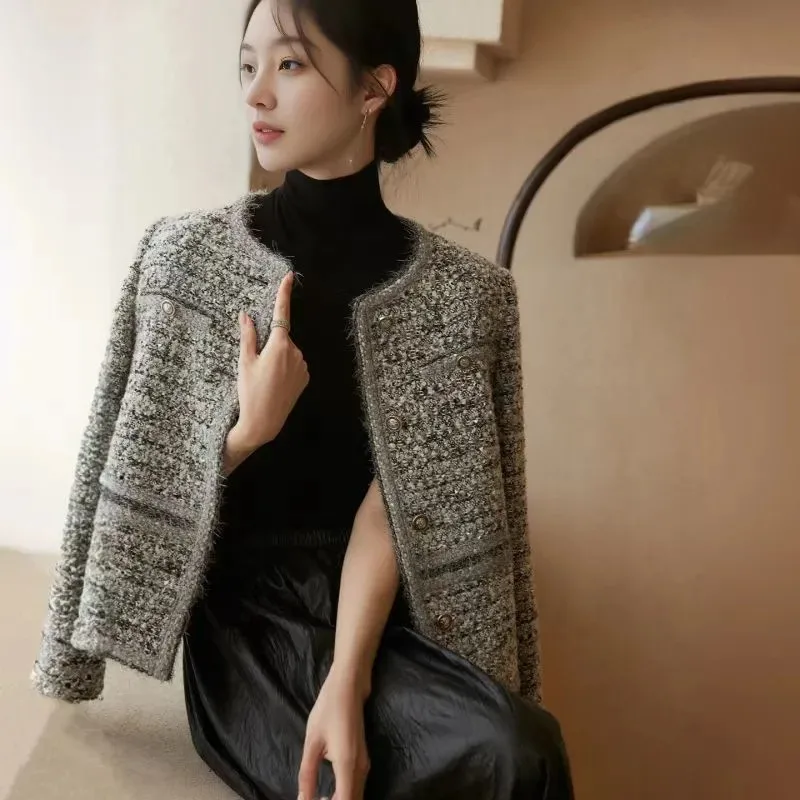 Spring Autumn 2026 New Short Tweed Woolen Coat Women Fashion O-Neck Long sleeves Wool Jacket Female Casual Loose Outerwear W1132
Spring Autumn 2026 New Short Tweed Woolen Coat Women Fashion O-Neck Long sleeves Wool Jacket Female Casual Loose Outerwear W1132