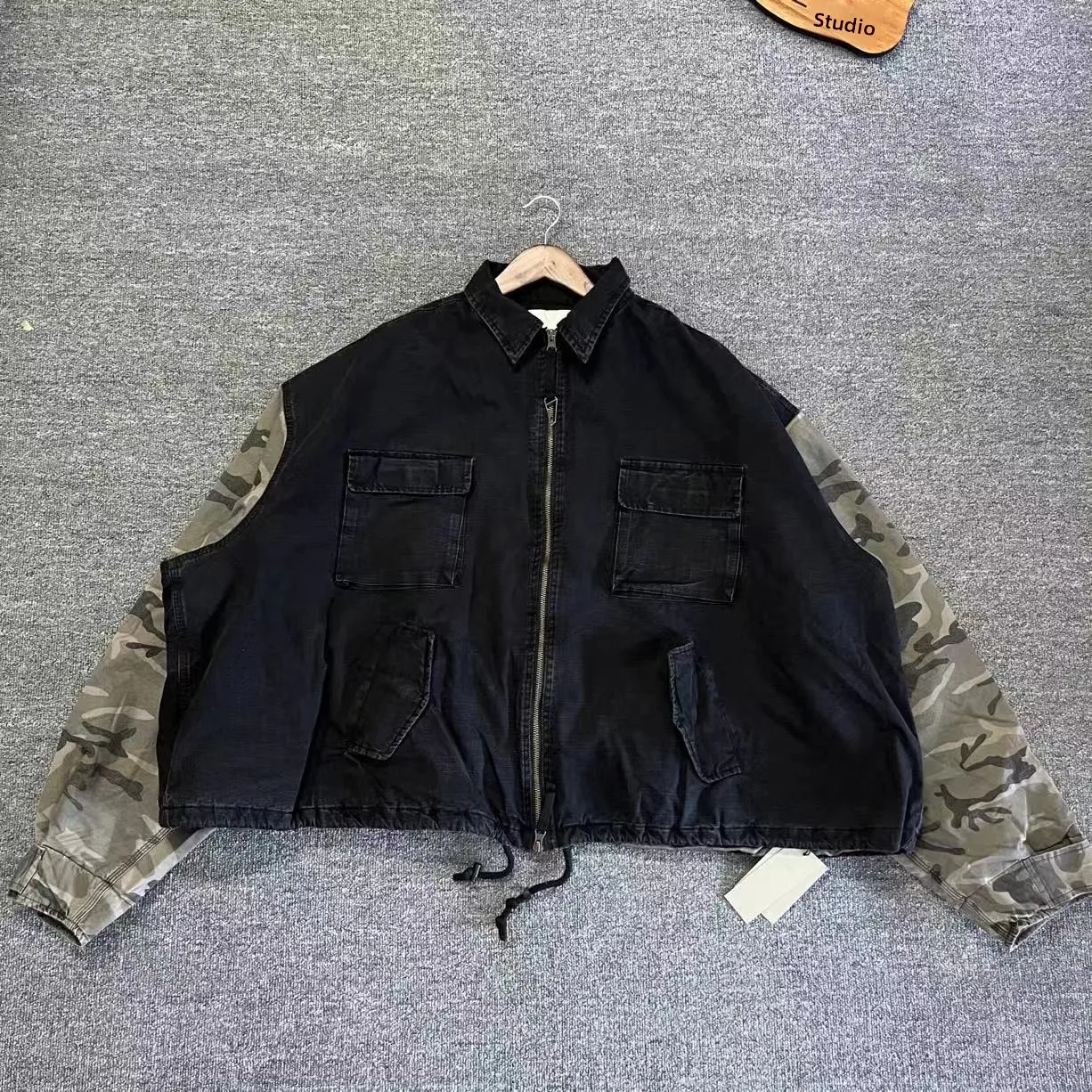 Undermycar Camouflage Patchwork Tactical Jacket Casual Loose Fit Long Sleeve Youthful Style for Men And Women
Undermycar Camouflage Patchwork Tactical Jacket Casual Loose Fit Long Sleeve Youthful Style for Men And Women