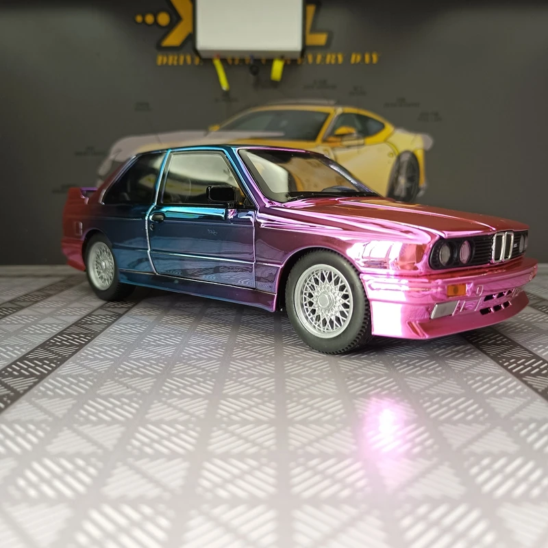 1:24 модель автомобиля из гальванического сплава BMW M3 с дверцами, которые можно открыть, подарок со звуковой и световой обратной связью
1:24 модель автомобиля из гальванического сплава BMW M3 с дверцами, которые можно открыть, подарок со звуковой и световой обратной связью