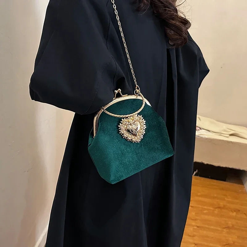 Chains Velvet Frame Heart Dinner Hand Bags Diamonds High Quality Shoulder and Crossbody Bags for Women 2024 Fashion Hot Sale
Chains Velvet Frame Heart Dinner Hand Bags Diamonds High Quality Shoulder and Crossbody Bags for Women 2024 Fashion Hot Sale