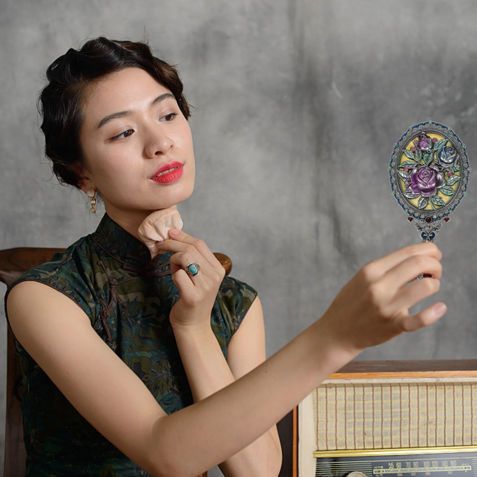 1 Set Of Vintage Makeup Comb Kit Portable Compact Mirror For Travel Women Girls Daily Use Wear-Resistant Vanity Hand Mirror
1 Set Of Vintage Makeup Comb Kit Portable Compact Mirror For Travel Women Girls Daily Use Wear-Resistant Vanity Hand Mirror