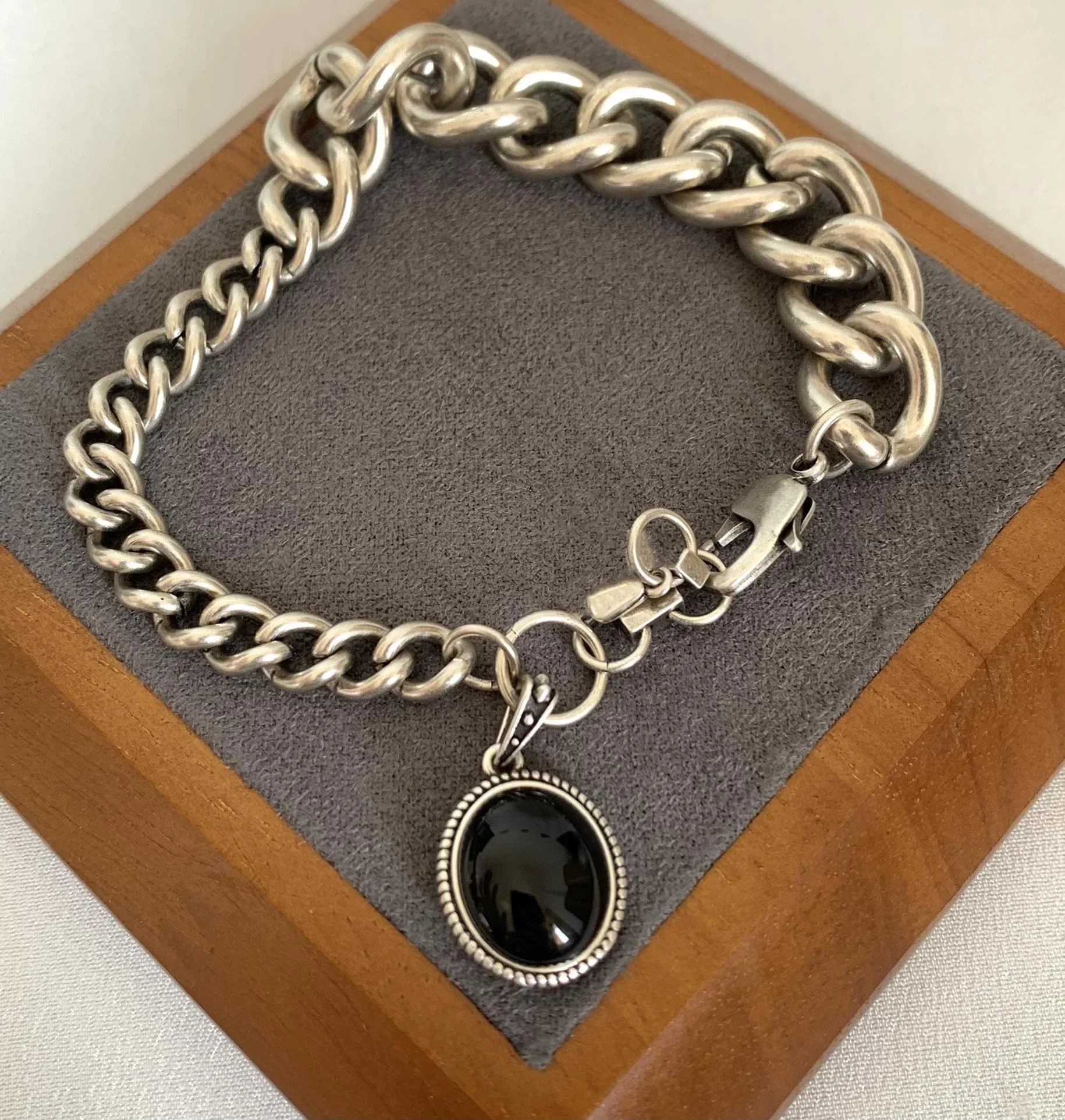 Designer Black Gemstone Silver Thick Chain Bracelet Women Punk Hip Hop Boho Goth Halloween Vintage Jewelry
Designer Black Gemstone Silver Thick Chain Bracelet Women Punk Hip Hop Boho Goth Halloween Vintage Jewelry