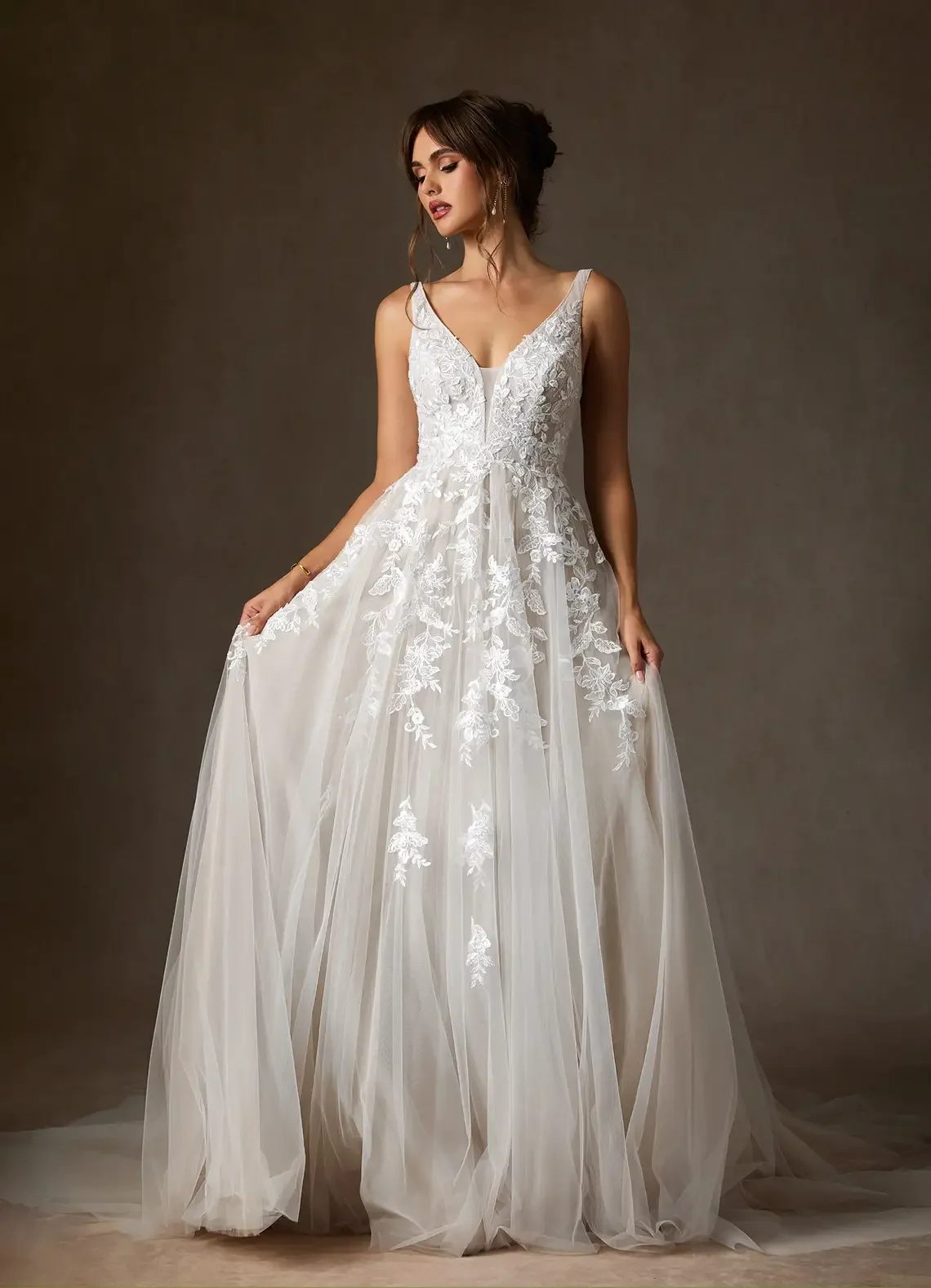 Customized 2025 White Wedding Dress With Romantic And Elegant Deep V-Neck Design Floral Lace Embroidery Backless Design
Customized 2025 White Wedding Dress With Romantic And Elegant Deep V-Neck Design Floral Lace Embroidery Backless Design