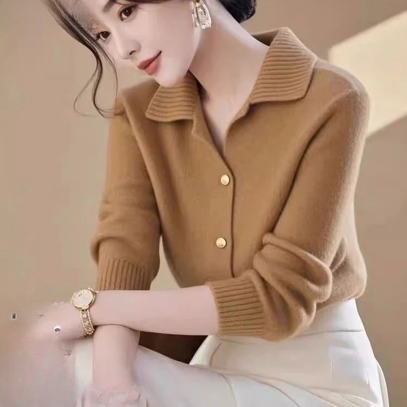 Women's Cashmere Cardigan with Buttons Lapel Collar Knit Sweater Thickened Loose Fit Coatigan
Women's Cashmere Cardigan with Buttons Lapel Collar Knit Sweater Thickened Loose Fit Coatigan