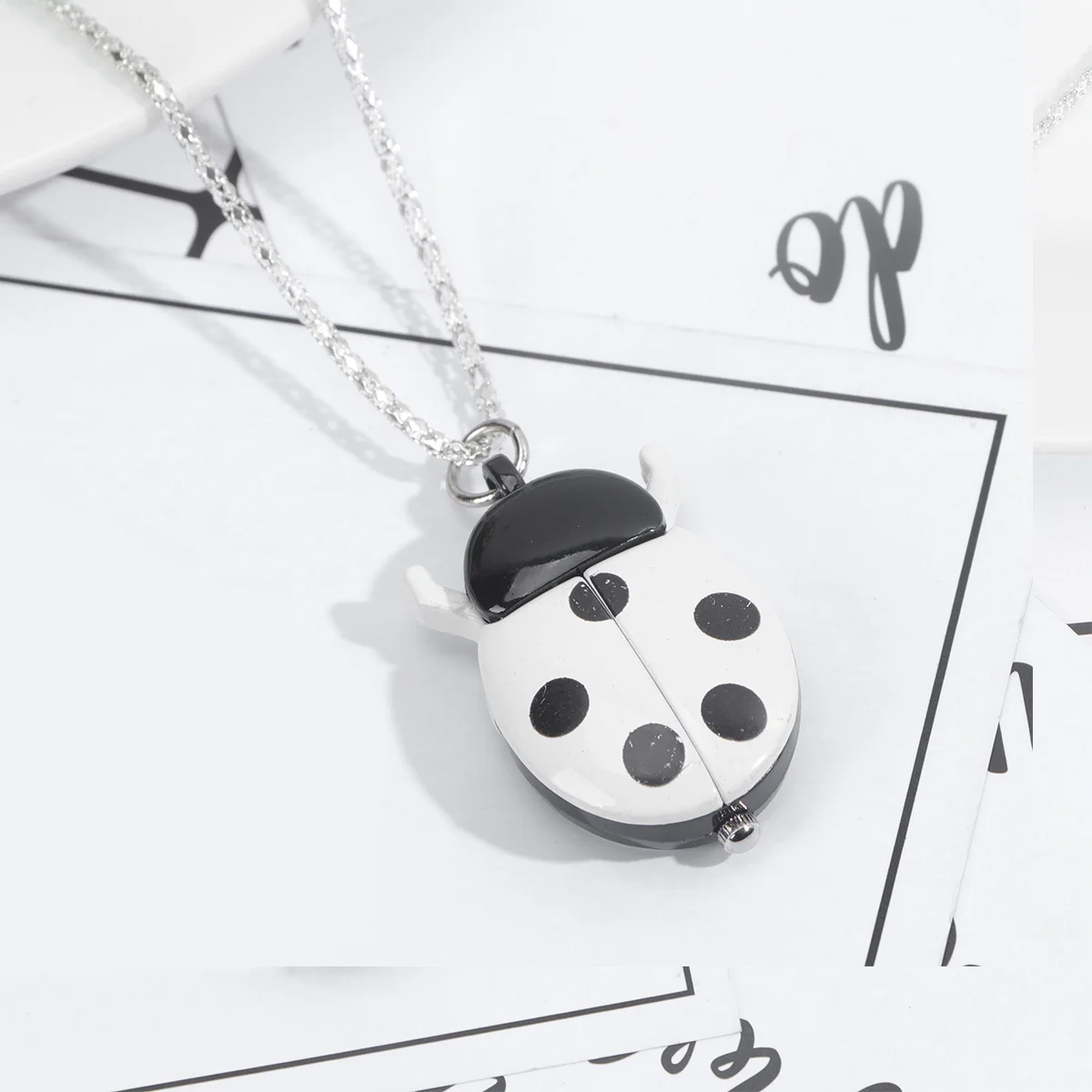 White Retro Ladybug Shape Vintage Quartz Pocket Watch Portable Alloy Metal Kids Birthday Gift Retro Style Elegant Design
White Retro Ladybug Shape Vintage Quartz Pocket Watch Portable Alloy Metal Kids Birthday Gift Retro Style Elegant Design