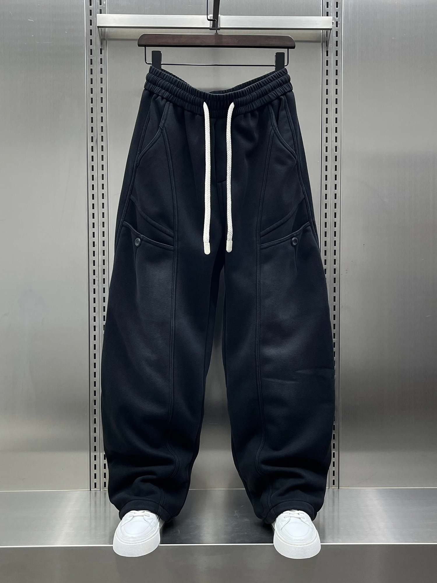 Новые зимние мужские брюки с флисовой подкладкой, прямые, повседневные, свободные, в уличном стиле, удобные, теплые, модные
Новые зимние мужские брюки с флисовой подкладкой, прямые, повседневные, свободные, в уличном стиле, удобные, теплые, модные