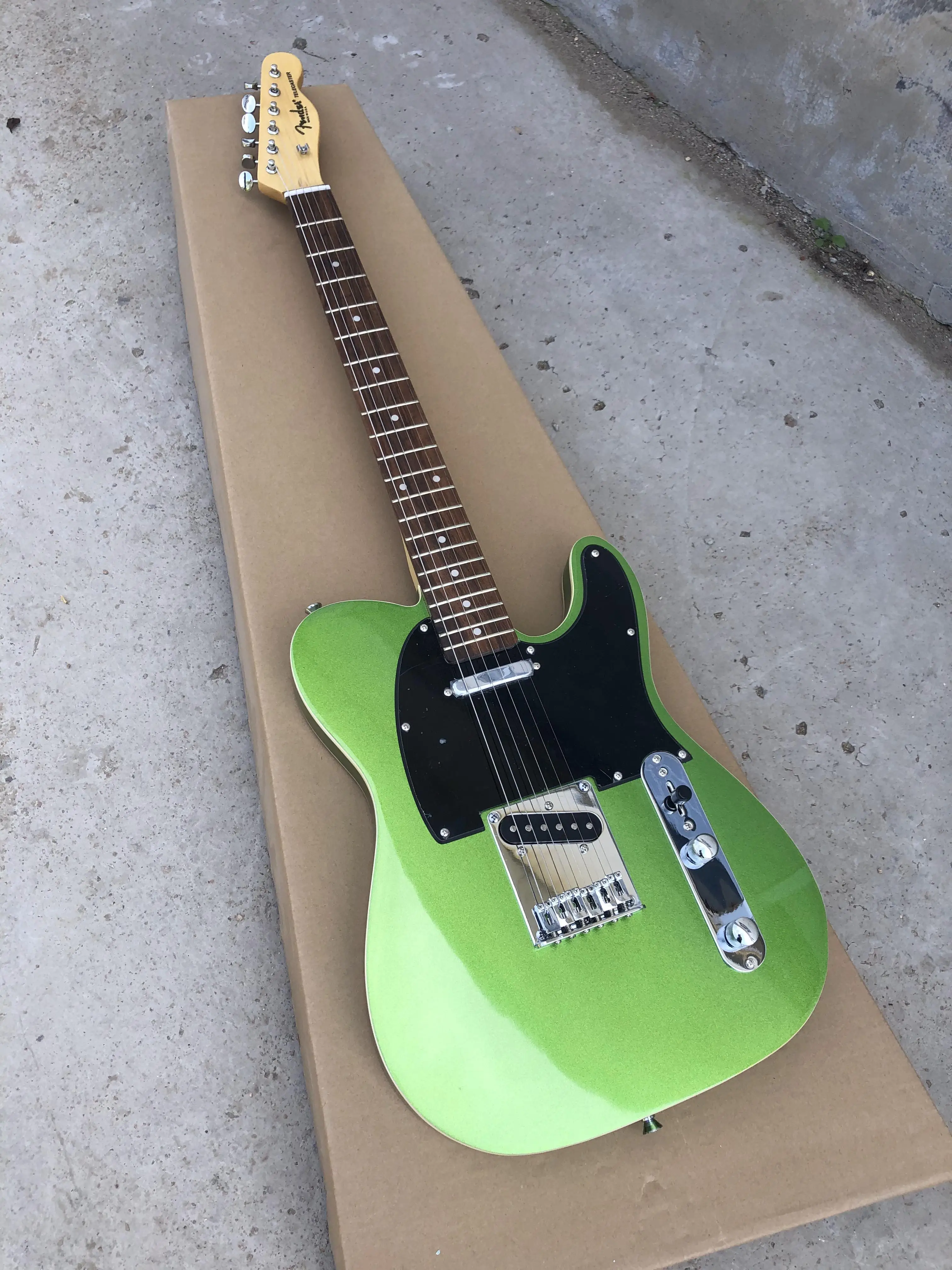 6 string electric guitar, Green Lulu rosewood fretboard, silver accessories,black board, color can be customized, free delivery
6 string electric guitar, Green Lulu rosewood fretboard, silver accessories,black board, color can be customized, free delivery