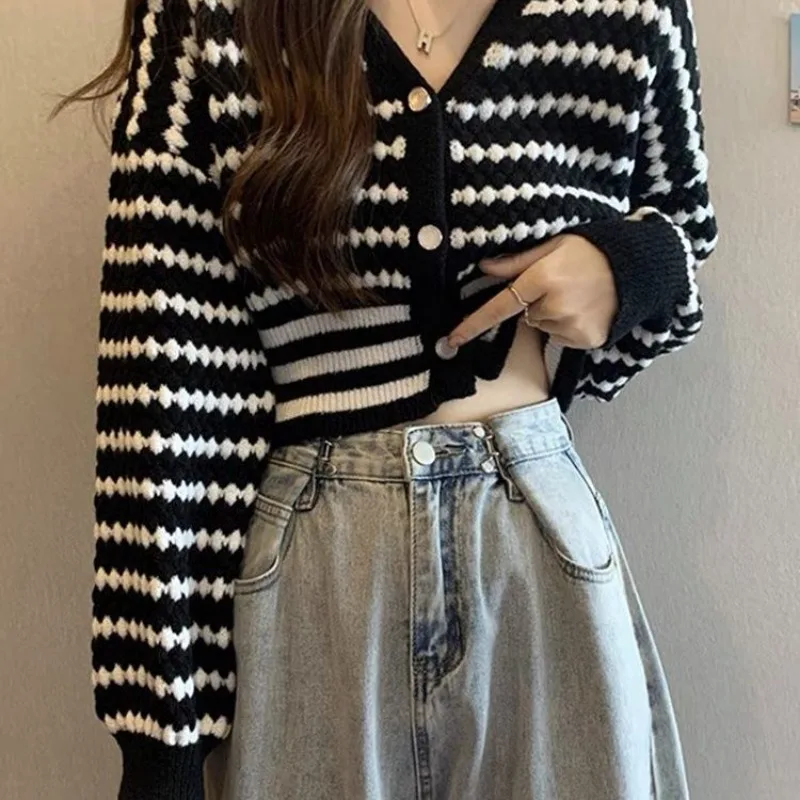 Retro Cardigan Knitted Jacket for Women in Autumn and Winter Striped Sweater
Retro Cardigan Knitted Jacket for Women in Autumn and Winter Striped Sweater