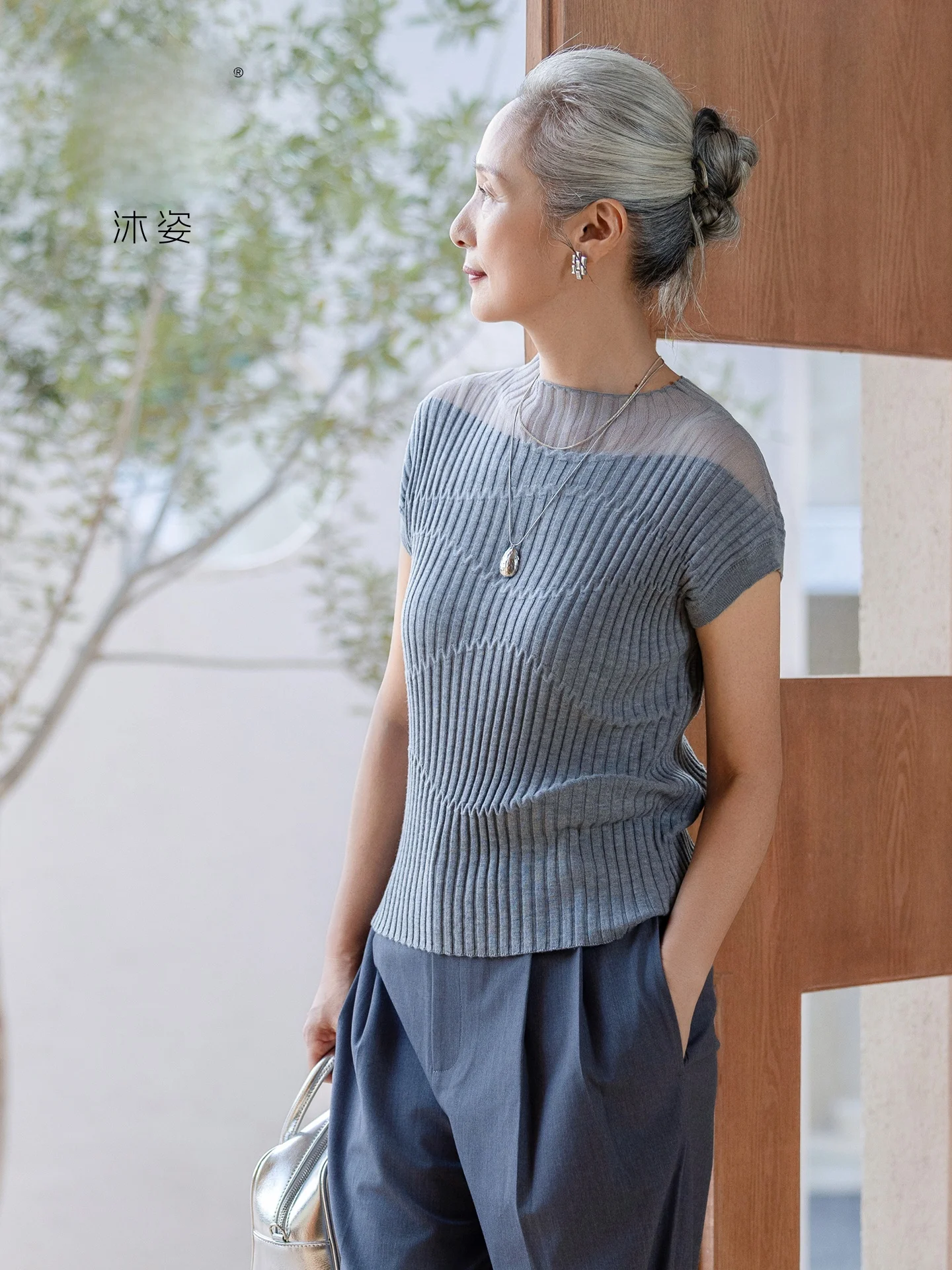 Muzhi Mom Summer Fashion Short Sleeve Silk T-Shirt Knitted Top for Middle-Aged And Elderly Women Casual Lightweight round Neck
Muzhi Mom Summer Fashion Short Sleeve Silk T-Shirt Knitted Top for Middle-Aged And Elderly Women Casual Lightweight round Neck