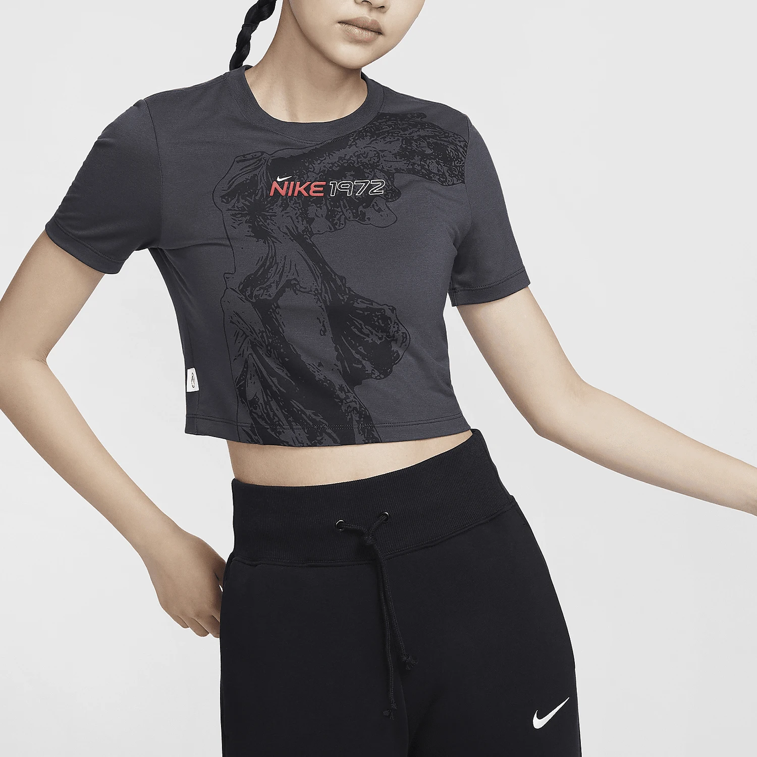 Официальная женская спортивная одежда Nike, короткая повседневная футболка приталенного кроя HF7396-060
Официальная женская спортивная одежда Nike, короткая повседневная футболка приталенного кроя HF7396-060