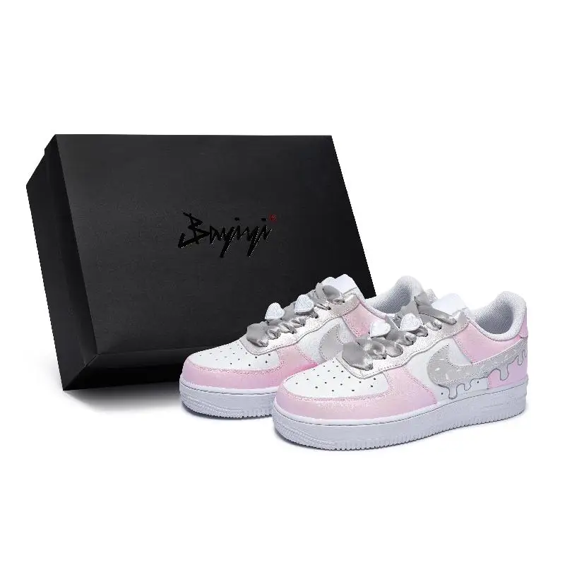 【Customize】Nike Air Force 1 Skateboarding Shoes Women's Low-top Silver/white/powder Sneakers shoes DH2920-111
【Customize】Nike Air Force 1 Skateboarding Shoes Women's Low-top Silver/white/powder Sneakers shoes DH2920-111
