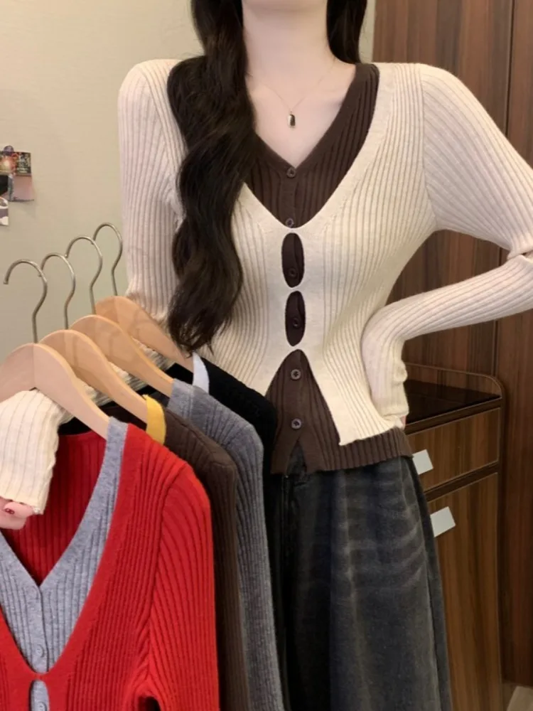 Корейский вязаный свитер с V-образным вырезом и эффектом двухслойности, уникальный красивый весенний модный топ для женщин
Корейский вязаный свитер с V-образным вырезом и эффектом двухслойности, уникальный красивый весенний модный топ для женщин