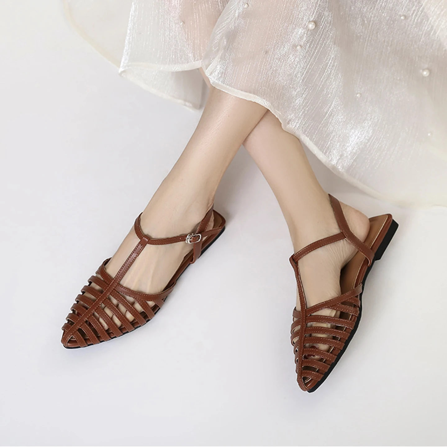 Women Retro Roman Sandals Summer Low Heel Ankle Strap Buckle Sandals Pointed Toe Hollowed Out T-strap Sandalias Large size
Women Retro Roman Sandals Summer Low Heel Ankle Strap Buckle Sandals Pointed Toe Hollowed Out T-strap Sandalias Large size