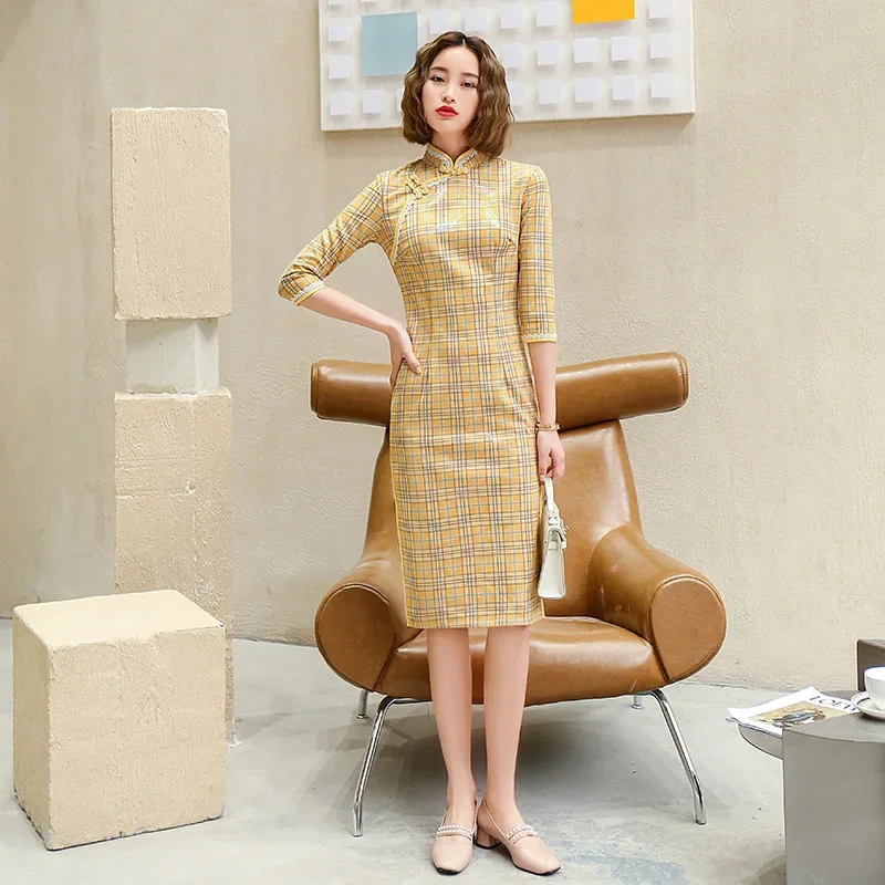 Plus Size Mid Long Suede Plaid Cheongsam Women Slim Dress 3/4 Sleeve Chinese Style Vintage Dress Traditional Improved Qipao
Plus Size Mid Long Suede Plaid Cheongsam Women Slim Dress 3/4 Sleeve Chinese Style Vintage Dress Traditional Improved Qipao