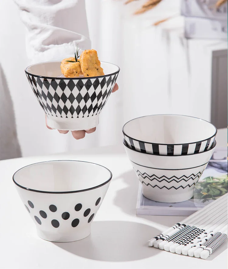 Французская черно-белая полосатая керамическая миска в стиле ретро с волнистой точкой, посуда на высоких ножках, миска для супа, бытовые миски для риса, миска для рамэна
Французская черно-белая полосатая керамическая миска в стиле ретро с волнистой точкой, посуда на высоких ножках, миска для супа, бытовые миски для риса, миска для рамэна
