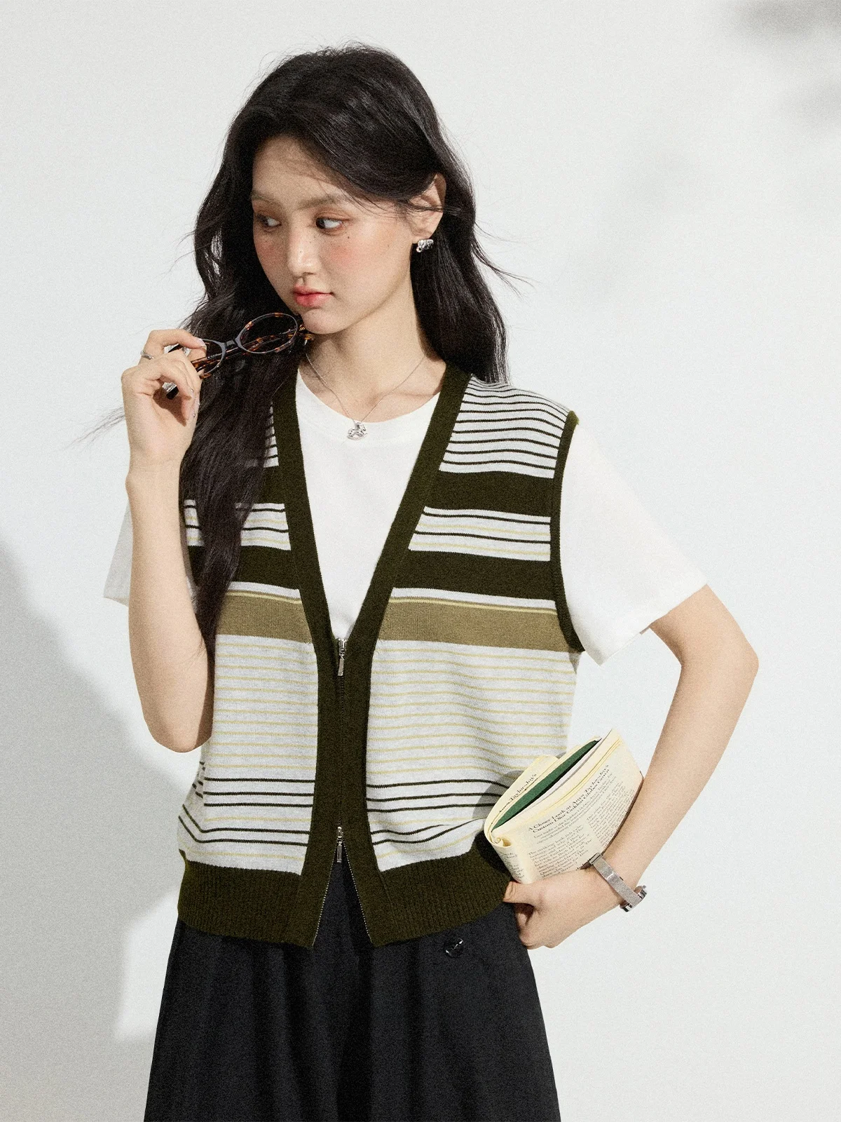 Summer 2026 Zhang Soda Striped Short Sleeve Knitted Sweater Women's Design Sense Patchwork Top V-neck Zipper Regular Fit
Summer 2026 Zhang Soda Striped Short Sleeve Knitted Sweater Women's Design Sense Patchwork Top V-neck Zipper Regular Fit