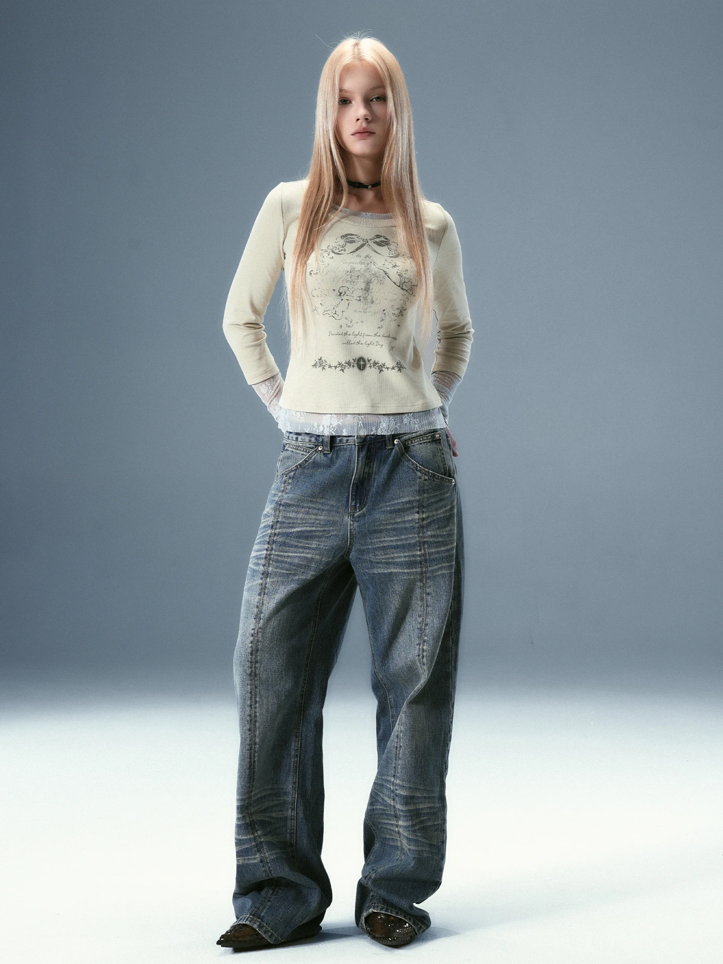 Футболка Tolo2tolo с кружевными вставками и принтом, имитация двухслойности, винтажный стиль, приталенный крой, универсальная, комфортная, из хлопка.
Футболка Tolo2tolo с кружевными вставками и принтом, имитация двухслойности, винтажный стиль, приталенный крой, универсальная, комфортная, из хлопка.