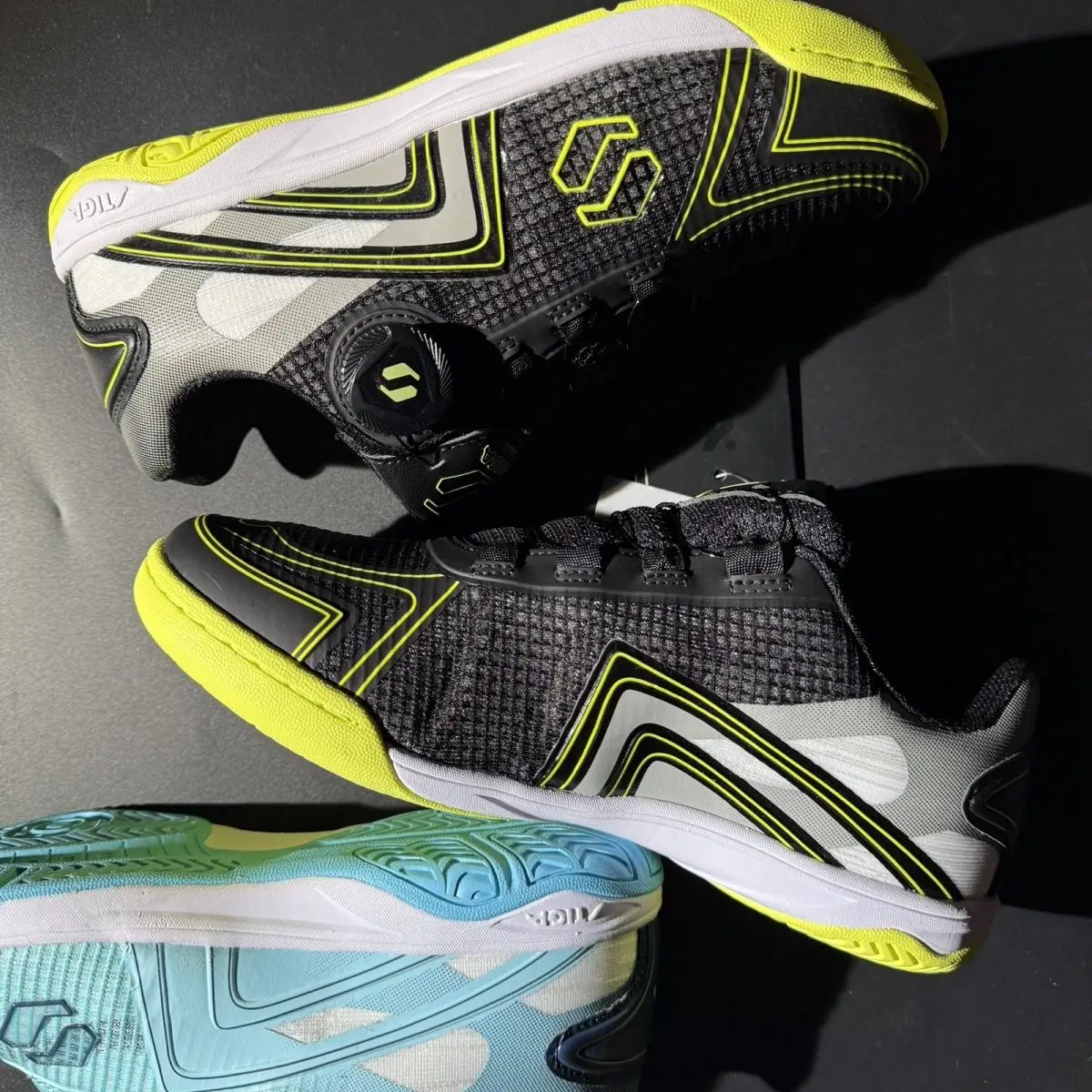 2025 New men's badminton shoes women's sports shoes professional sports shoes men's breathable lightweight table tennis shoes
2025 New men's badminton shoes women's sports shoes professional sports shoes men's breathable lightweight table tennis shoes