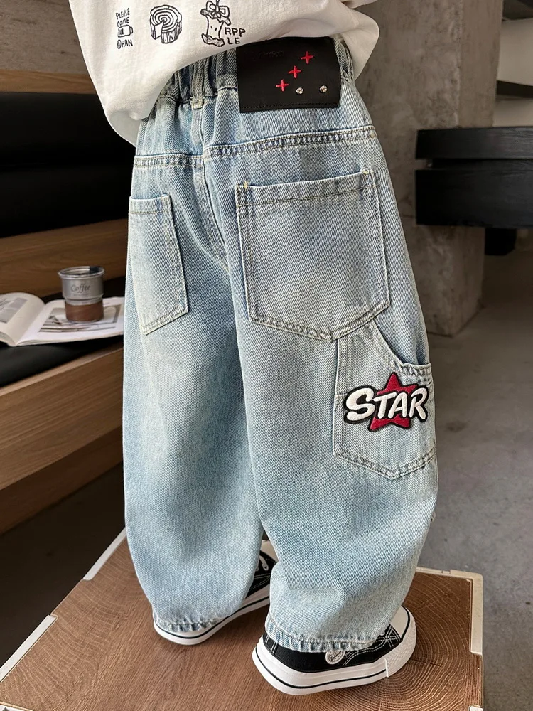 Высококачественные джинсы для мальчиков с эластичным поясом, классические винтажные джинсы с нашивками, свободные брюки для детей 2-8 лет
Высококачественные джинсы для мальчиков с эластичным поясом, классические винтажные джинсы с нашивками, свободные брюки для детей 2-8 лет