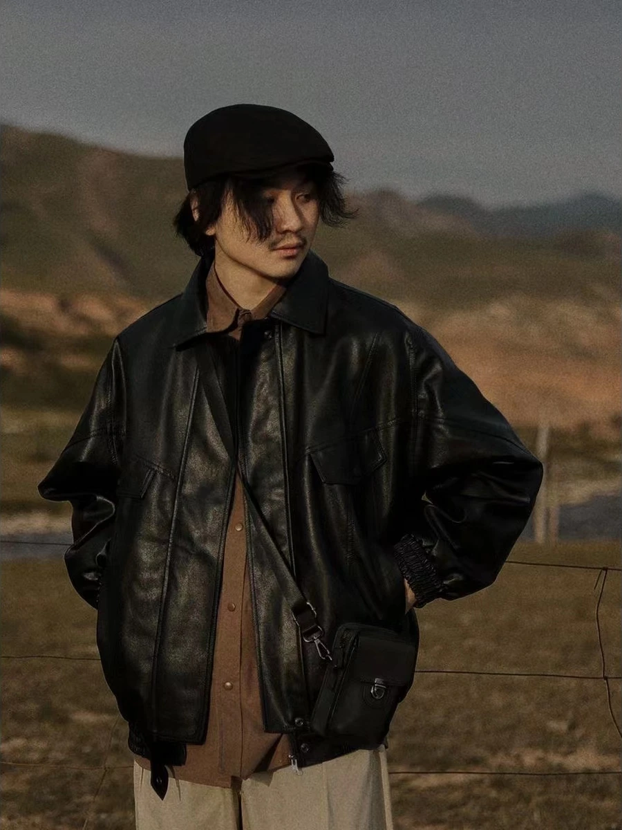 Ретро-куртка в американском стиле из искусственной кожи, повседневная свободная модель для пар, с отложным воротником, женская, осенняя, модная.
Ретро-куртка в американском стиле из искусственной кожи, повседневная свободная модель для пар, с отложным воротником, женская, осенняя, модная.