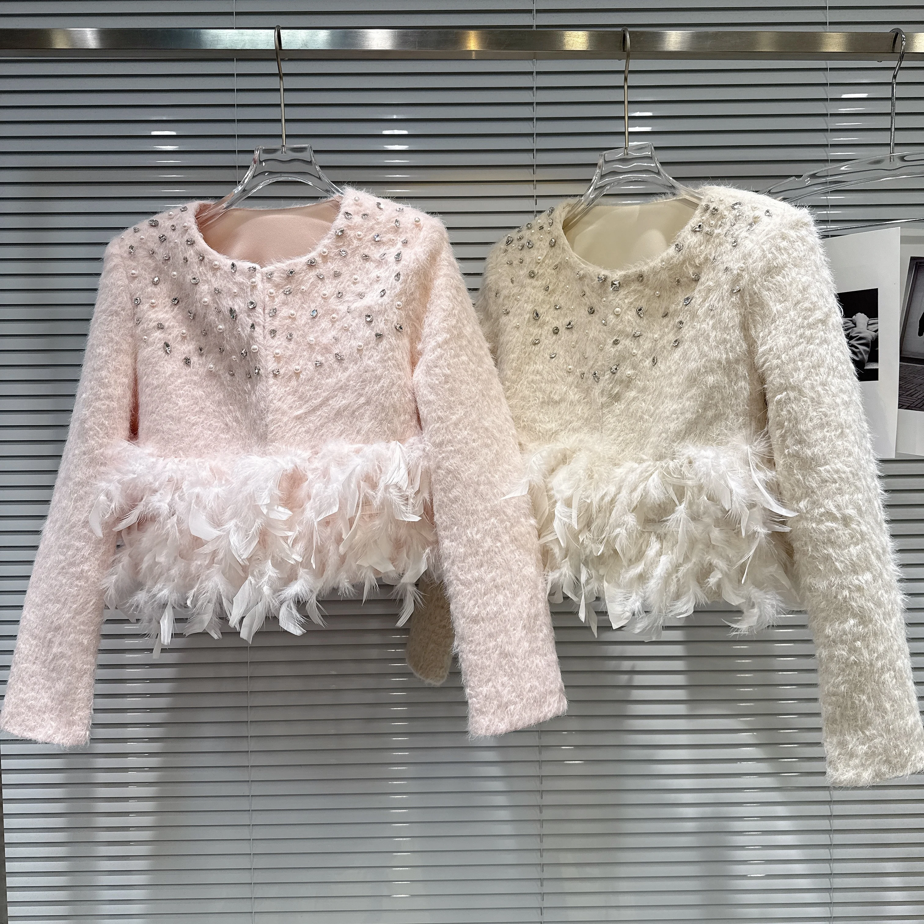 Gagarich Fashion Jacket Women 2025 Autumn New Sweet Fragrant Style Nail Diamond Feather Hairy Fury Short Coat Top
Gagarich Fashion Jacket Women 2025 Autumn New Sweet Fragrant Style Nail Diamond Feather Hairy Fury Short Coat Top