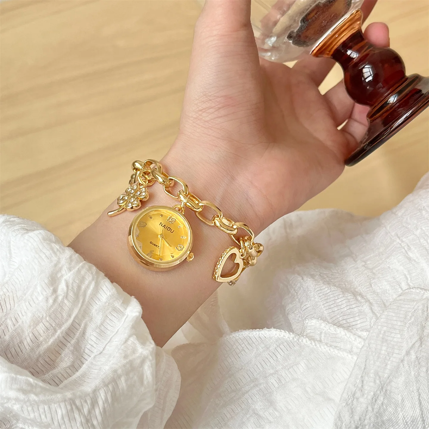 Женские кварцевые часы в стиле ретро Love, изысканный золотой и серебряный браслет, женские часы, легкие роскошные женские наручные часы
Женские кварцевые часы в стиле ретро Love, изысканный золотой и серебряный браслет, женские часы, легкие роскошные женские наручные часы