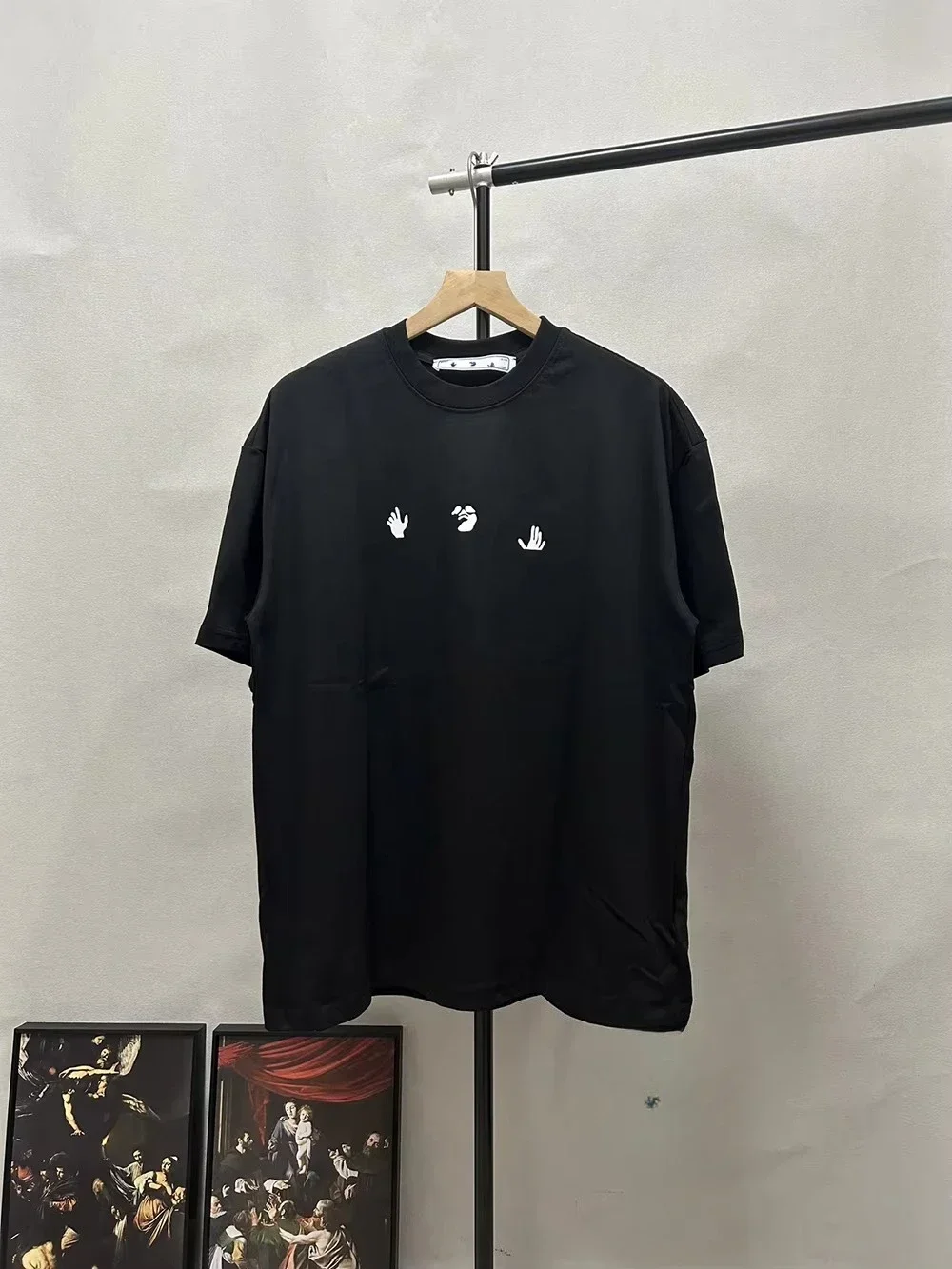 Модная уличная брендовая футболка Abloh высокого качества, новые футболки с круглым вырезом и короткими рукавами с принтом логотипа, мужские и женские повседневные футболки
Модная уличная брендовая футболка Abloh высокого качества, новые футболки с круглым вырезом и короткими рукавами с принтом логотипа, мужские и женские повседневные футболки