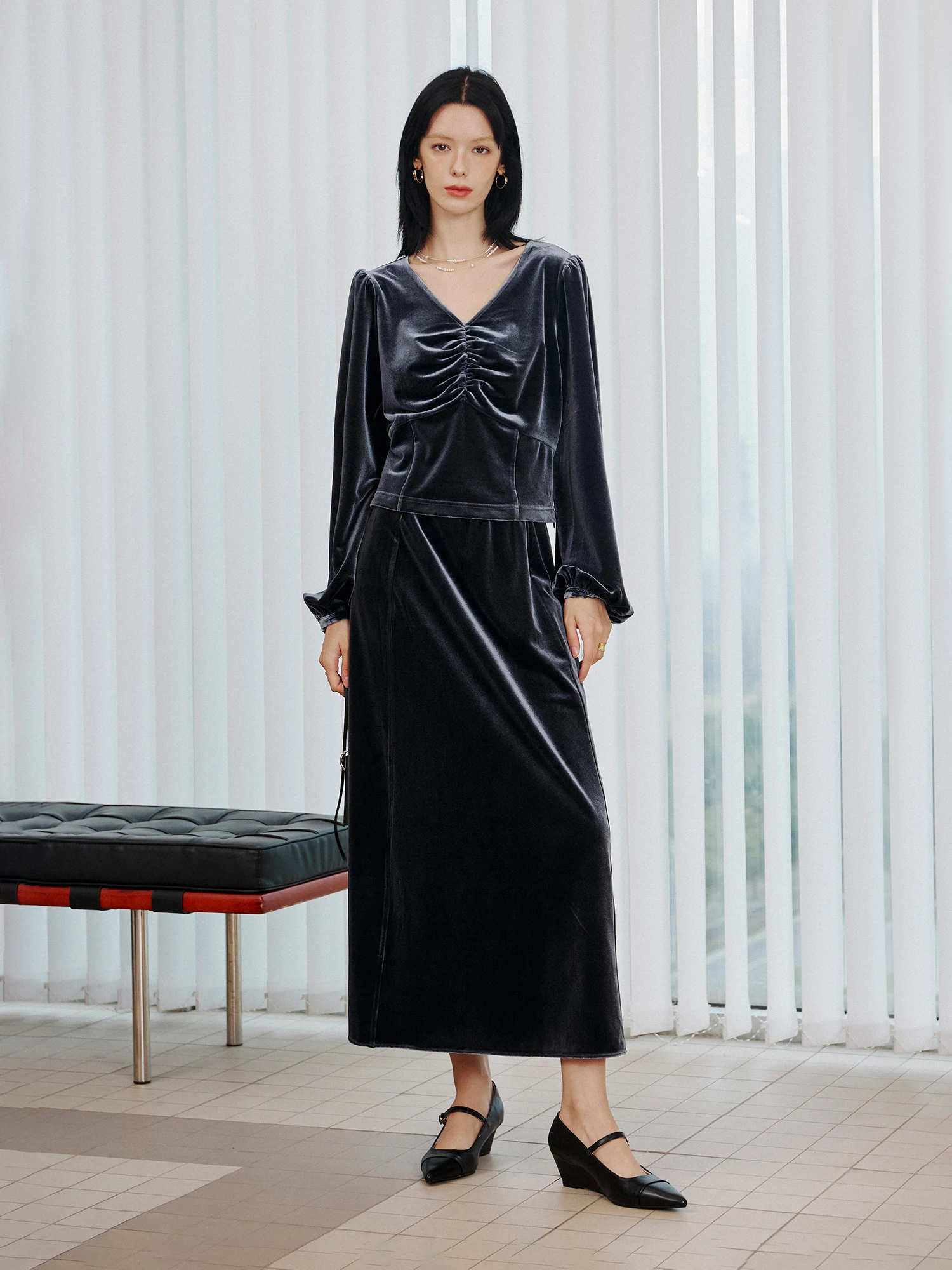 CLMX Vintage Polyester Fiber Glossy Velvet V-neck Top And Skirt Set Long Pants Fashionable Three-piece Women's Ensemble
CLMX Vintage Polyester Fiber Glossy Velvet V-neck Top And Skirt Set Long Pants Fashionable Three-piece Women's Ensemble