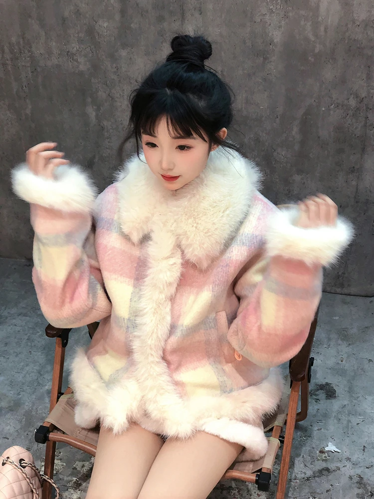 MiiiiX милое розовое клетчатое пальто с искусственным лисьим мехом, свободные утепленные короткие куртки, теплая мягкая верхняя одежда, зимняя женская одежда
MiiiiX милое розовое клетчатое пальто с искусственным лисьим мехом, свободные утепленные короткие куртки, теплая мягкая верхняя одежда, зимняя женская одежда