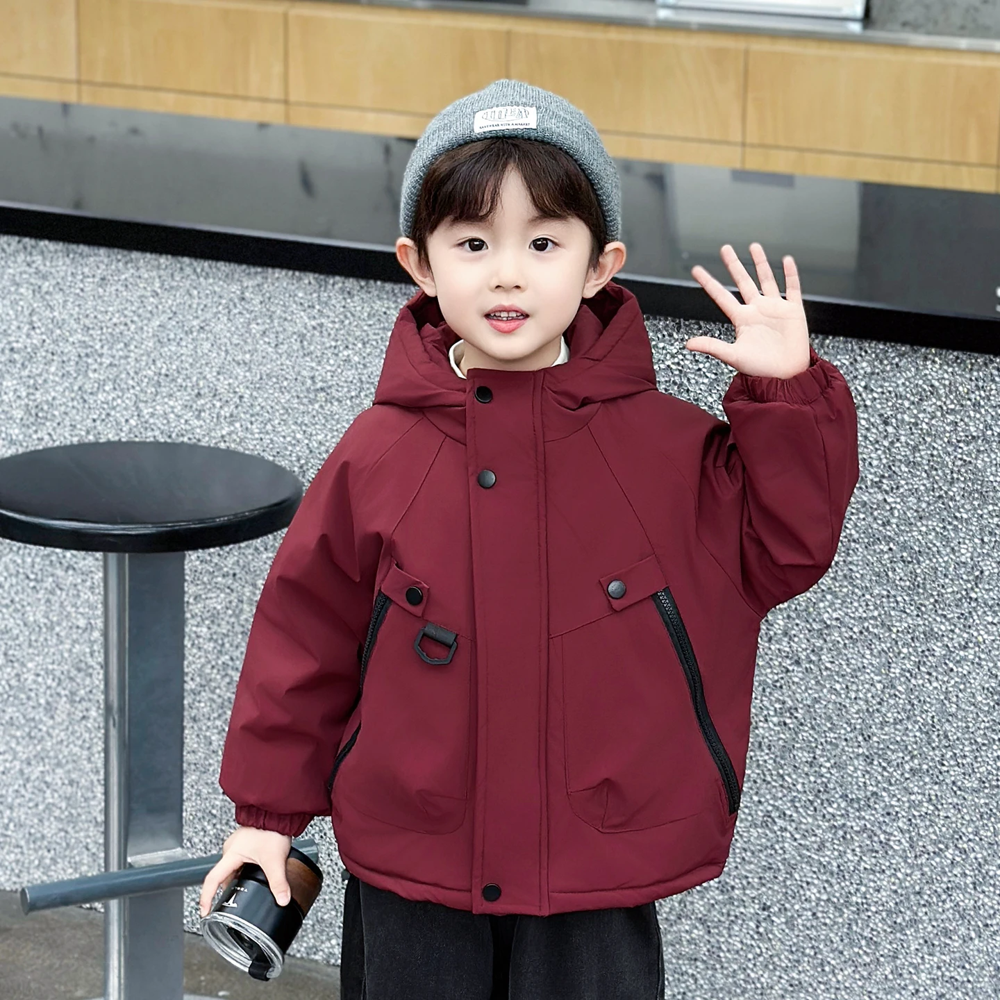 Утепленная флисовая осенне-зимняя куртка для мальчиков, хлопковое стеганое пальто для малышей, молодежная модная куртка с воротником-стойкой, водонепроницаемая, на молнии
Утепленная флисовая осенне-зимняя куртка для мальчиков, хлопковое стеганое пальто для малышей, молодежная модная куртка с воротником-стойкой, водонепроницаемая, на молнии