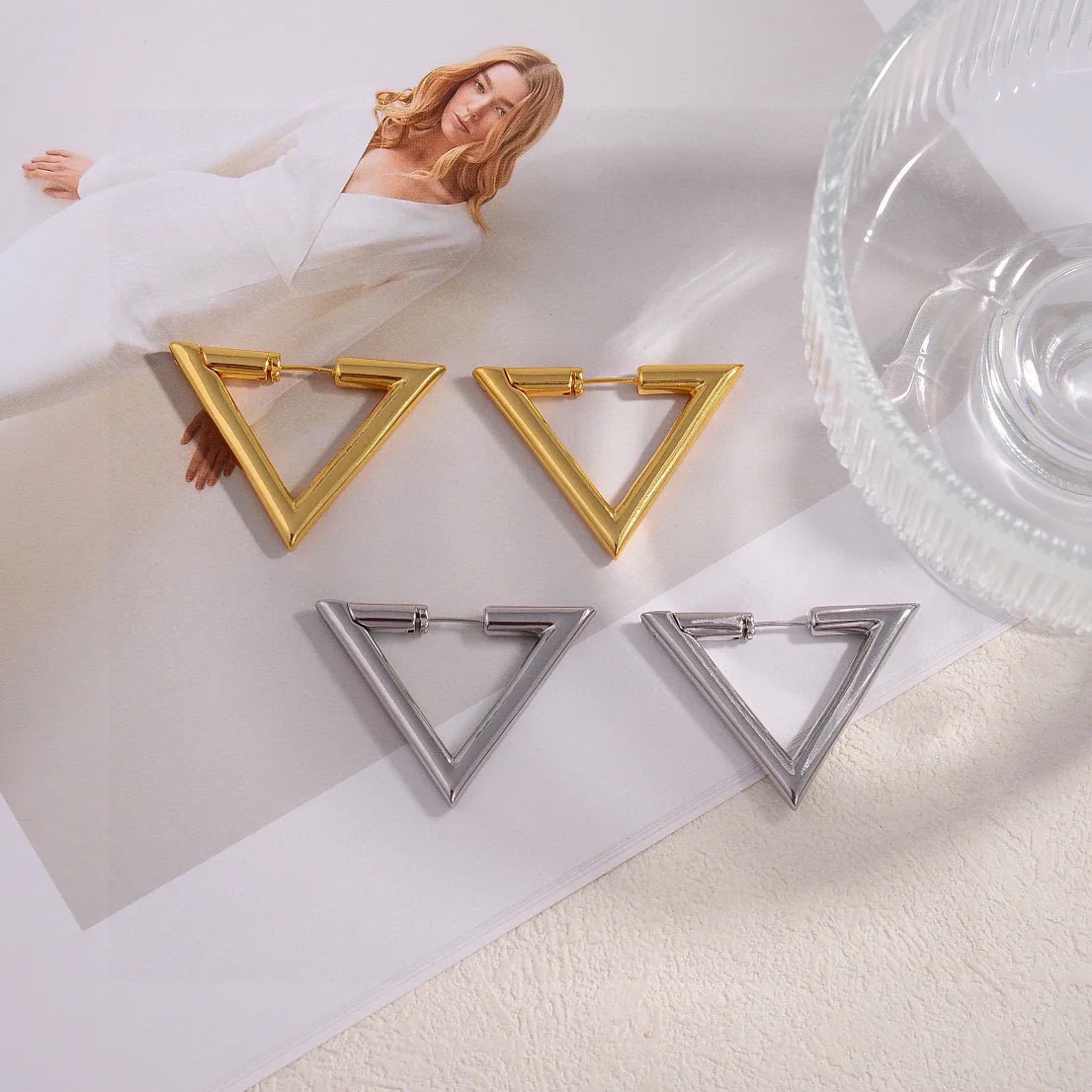 New Classic Metal Triangle Earrings with Simple Large Hoop Earrings Jewelry for Women Accessories
New Classic Metal Triangle Earrings with Simple Large Hoop Earrings Jewelry for Women Accessories