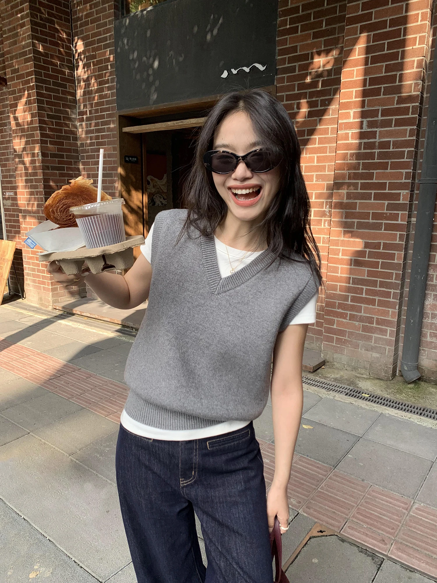 Вязаный жилет Pusumede с V-образным вырезом, модный женский топ, повседневный, из полиэстеровой смеси, стандартной длины, без рукавов
Вязаный жилет Pusumede с V-образным вырезом, модный женский топ, повседневный, из полиэстеровой смеси, стандартной длины, без рукавов