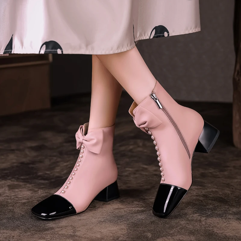 College Chic Ankle Boots for Girls Luxury String Bead Sheepskin Women's Autumn Boots Sweet Bow Pink Square Heels High Quality
College Chic Ankle Boots for Girls Luxury String Bead Sheepskin Women's Autumn Boots Sweet Bow Pink Square Heels High Quality