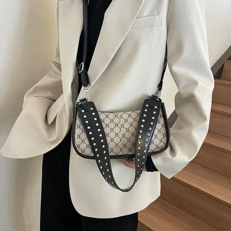 Chic Vintage Designer Diaper Bag For Women Crossbody Bag Luxury Leather Tote Large Capacity Unique Letter Logo Simple Design
Chic Vintage Designer Diaper Bag For Women Crossbody Bag Luxury Leather Tote Large Capacity Unique Letter Logo Simple Design