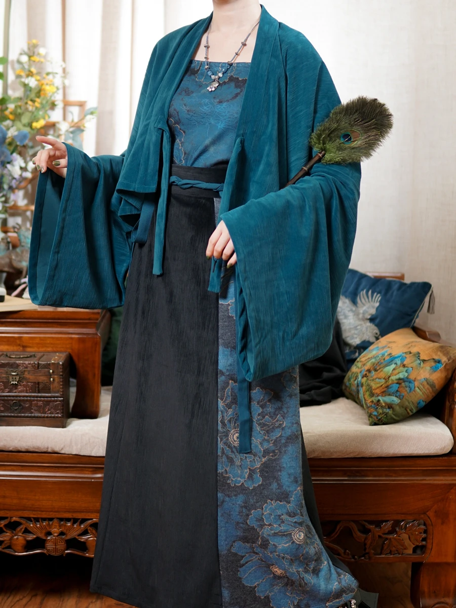 Faux Tang Sle Velvet Robe with Belt Spring Summer Autumn Winter Hanfu Women's Traditional Chinese Clothing Polyester Fiber
Faux Tang Sle Velvet Robe with Belt Spring Summer Autumn Winter Hanfu Women's Traditional Chinese Clothing Polyester Fiber