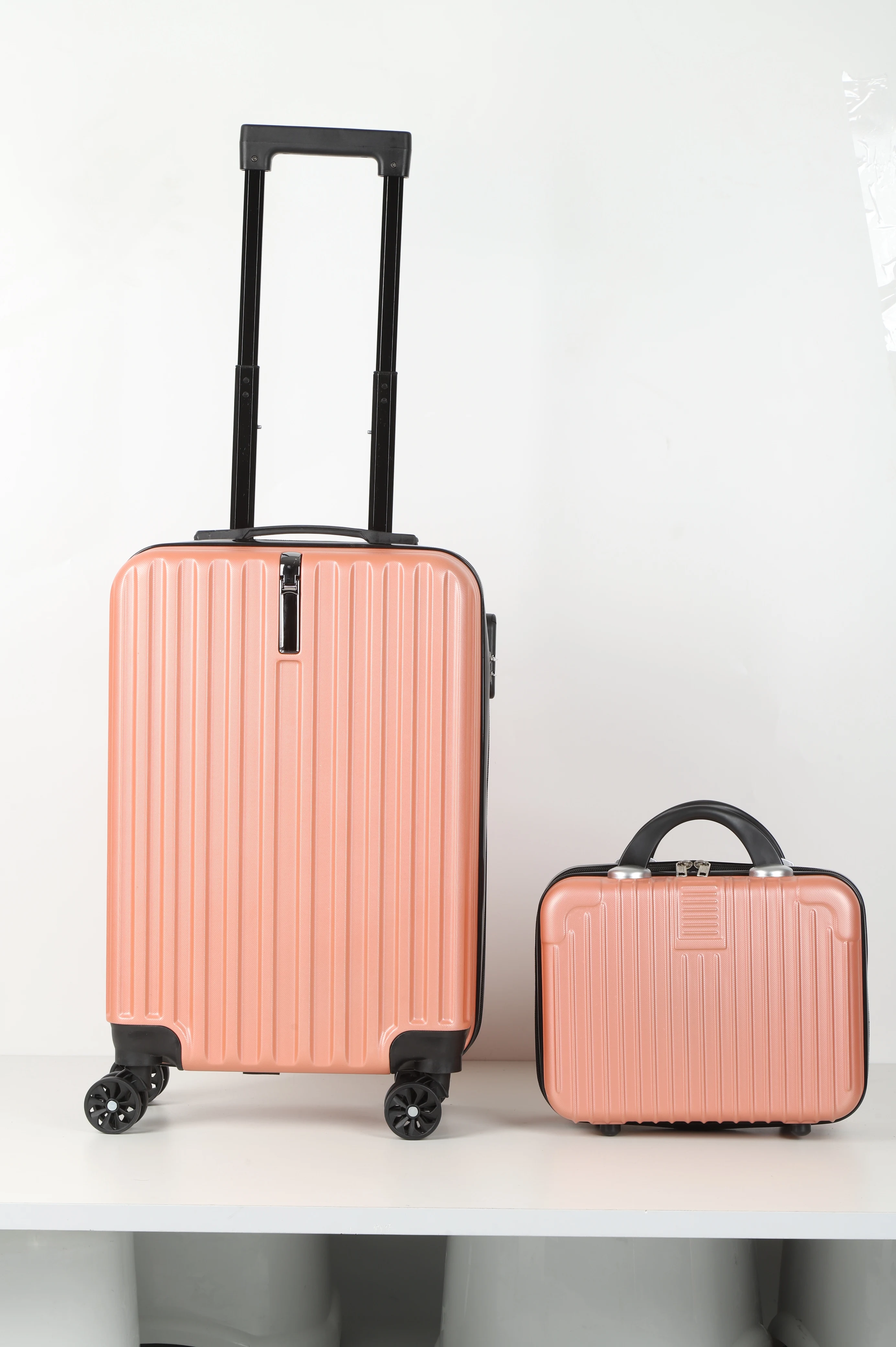 2-piece luggage set with carry-on travel bag, a 20-inch suitcase and a 14-inch handbag that can be slung over the trolley case
2-piece luggage set with carry-on travel bag, a 20-inch suitcase and a 14-inch handbag that can be slung over the trolley case