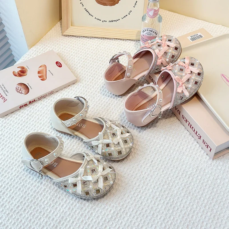 Children Princess Sandals for Girls 2025 Summer New Fashion Korean Style Soft Bottom Anti-slippery Versatile Chic Beading Shoes
Children Princess Sandals for Girls 2025 Summer New Fashion Korean Style Soft Bottom Anti-slippery Versatile Chic Beading Shoes