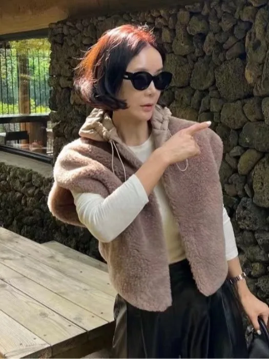 Autumn Winter Retro Anti-Aging Double-Sided Loose Casual Versatile Drawstring Hooded Fur Vest Jacket Women's Fashionable Comm...
Autumn Winter Retro Anti-Aging Double-Sided Loose Casual Versatile Drawstring Hooded Fur Vest Jacket Women's Fashionable Comm...