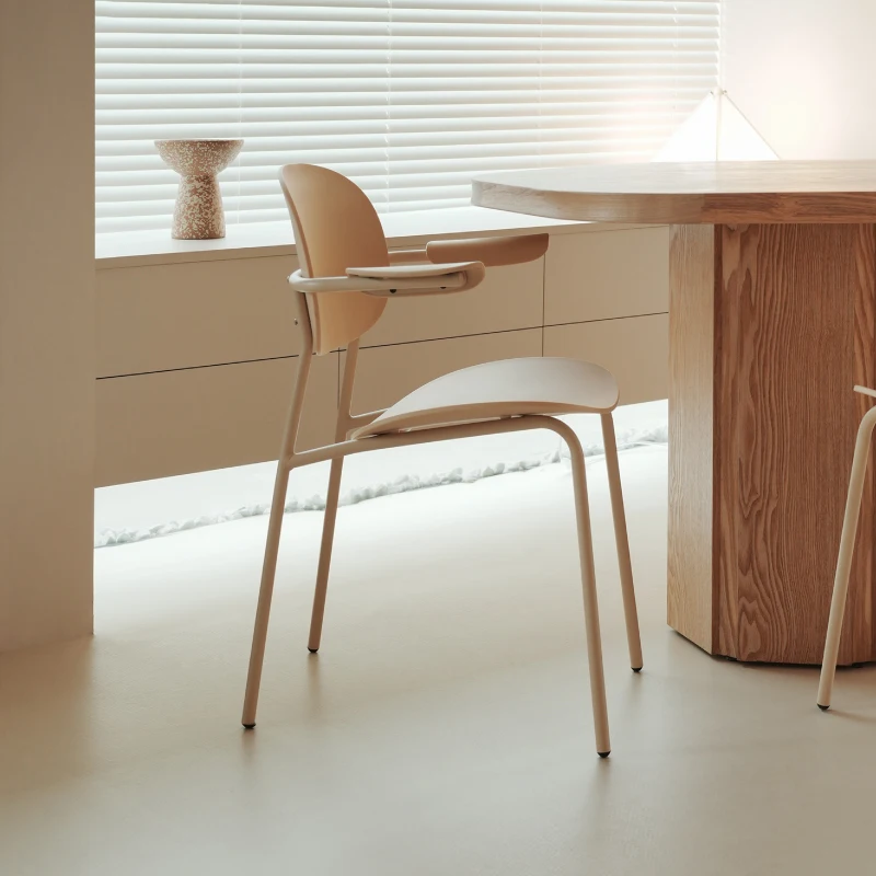 Simple cream plastic dining chair with armrests Small apartment stackable shell chair
Simple cream plastic dining chair with armrests Small apartment stackable shell chair